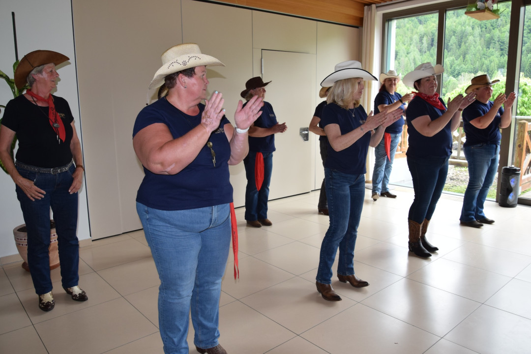 Nastop pevskega zbora Večerna zarja in Coutry plesalk