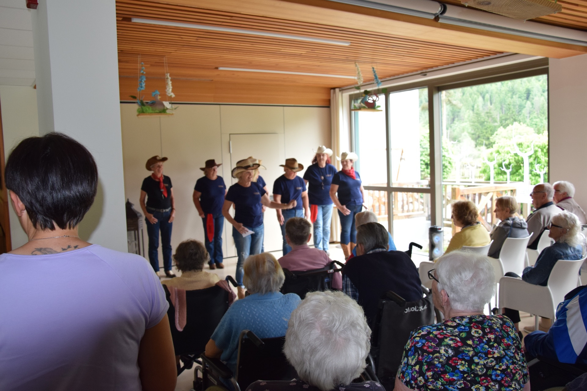 Nastop pevskega zbora Večerna zarja in Coutry plesalk
