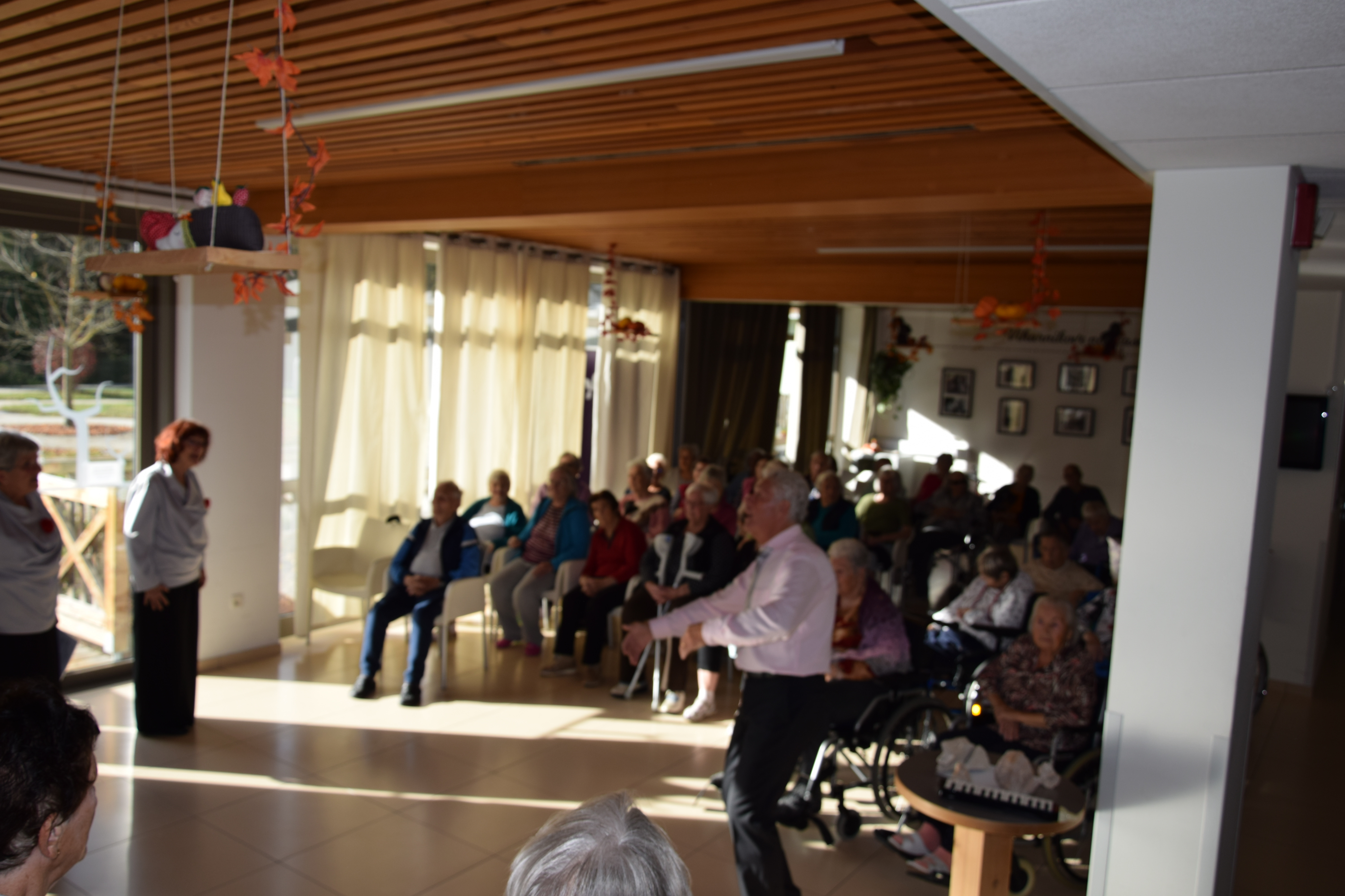 Nastop pevskega zbora Večerna zarja v avli