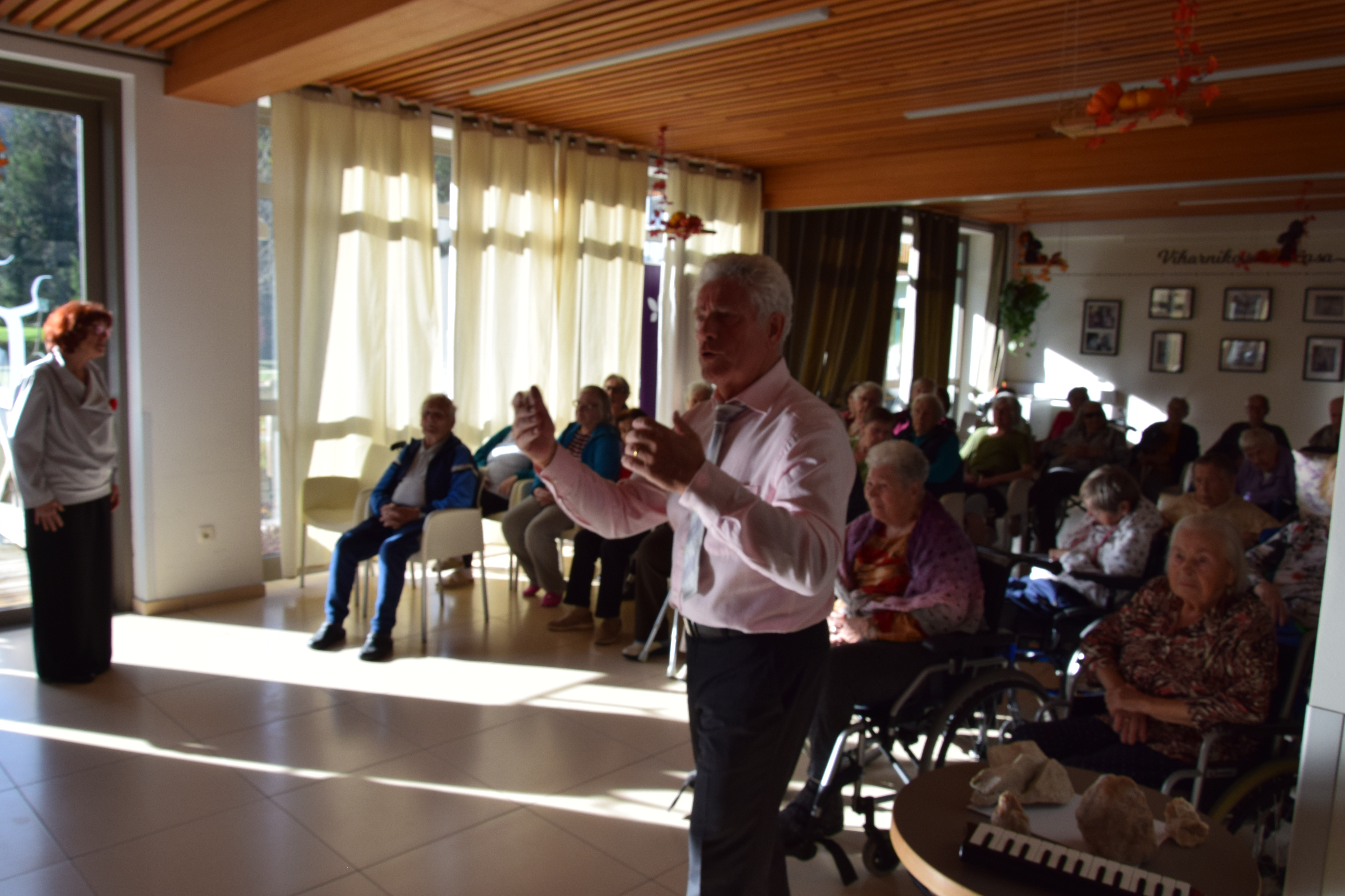 Nastop pevskega zbora Večerna zarja v avli