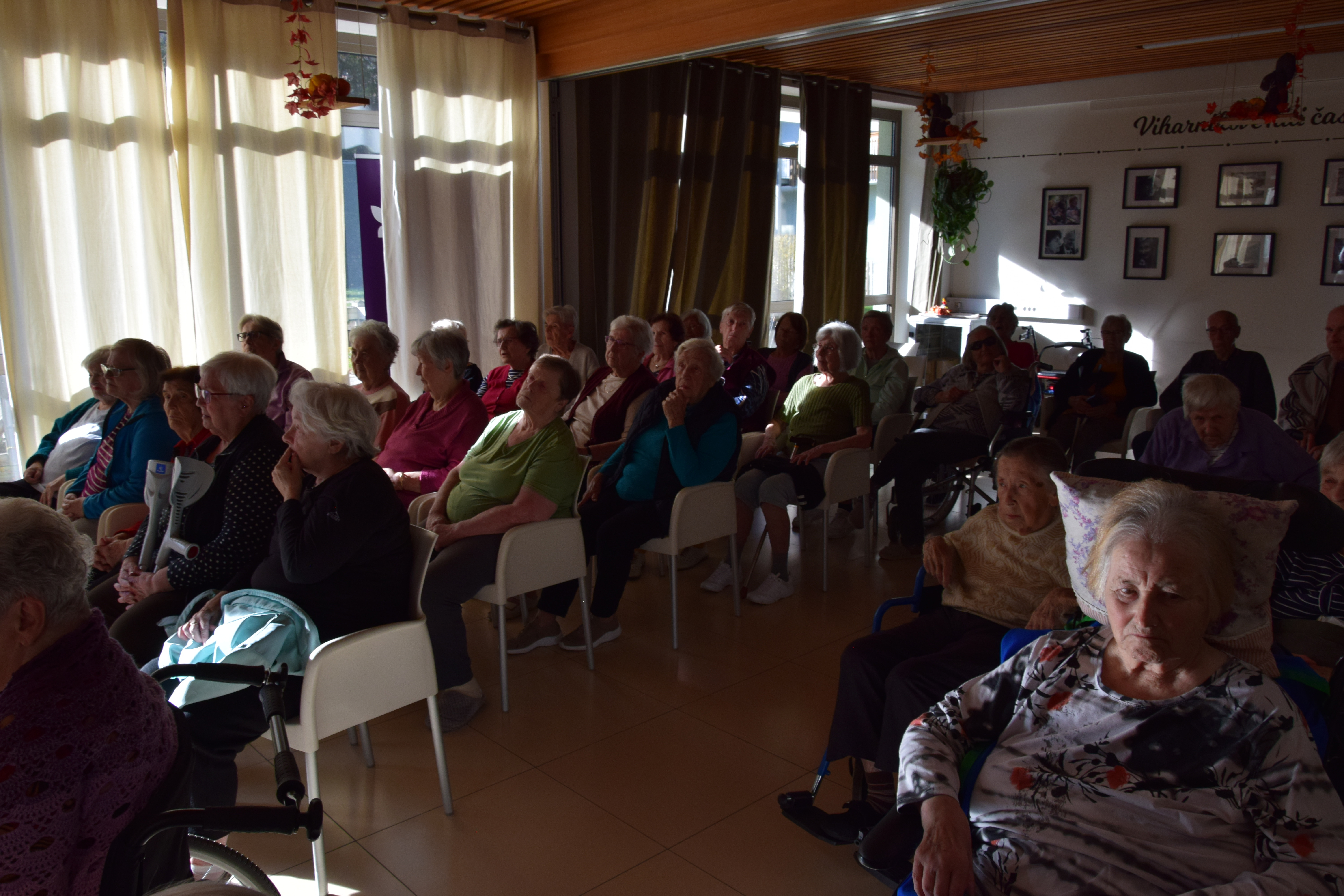 Nastop pevskega zbora Večerna zarja v avli