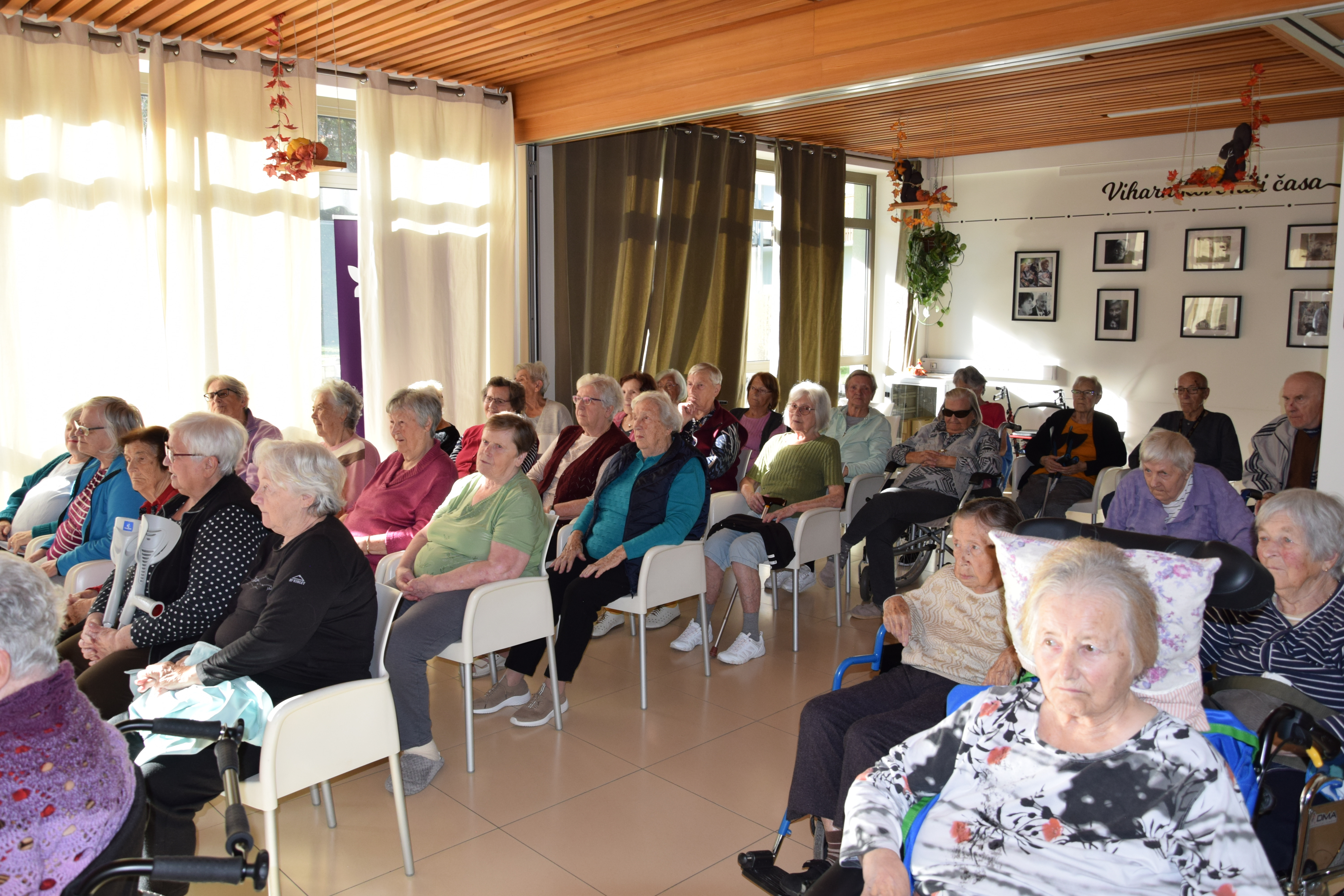 Nastop pevskega zbora Večerna zarja v avli