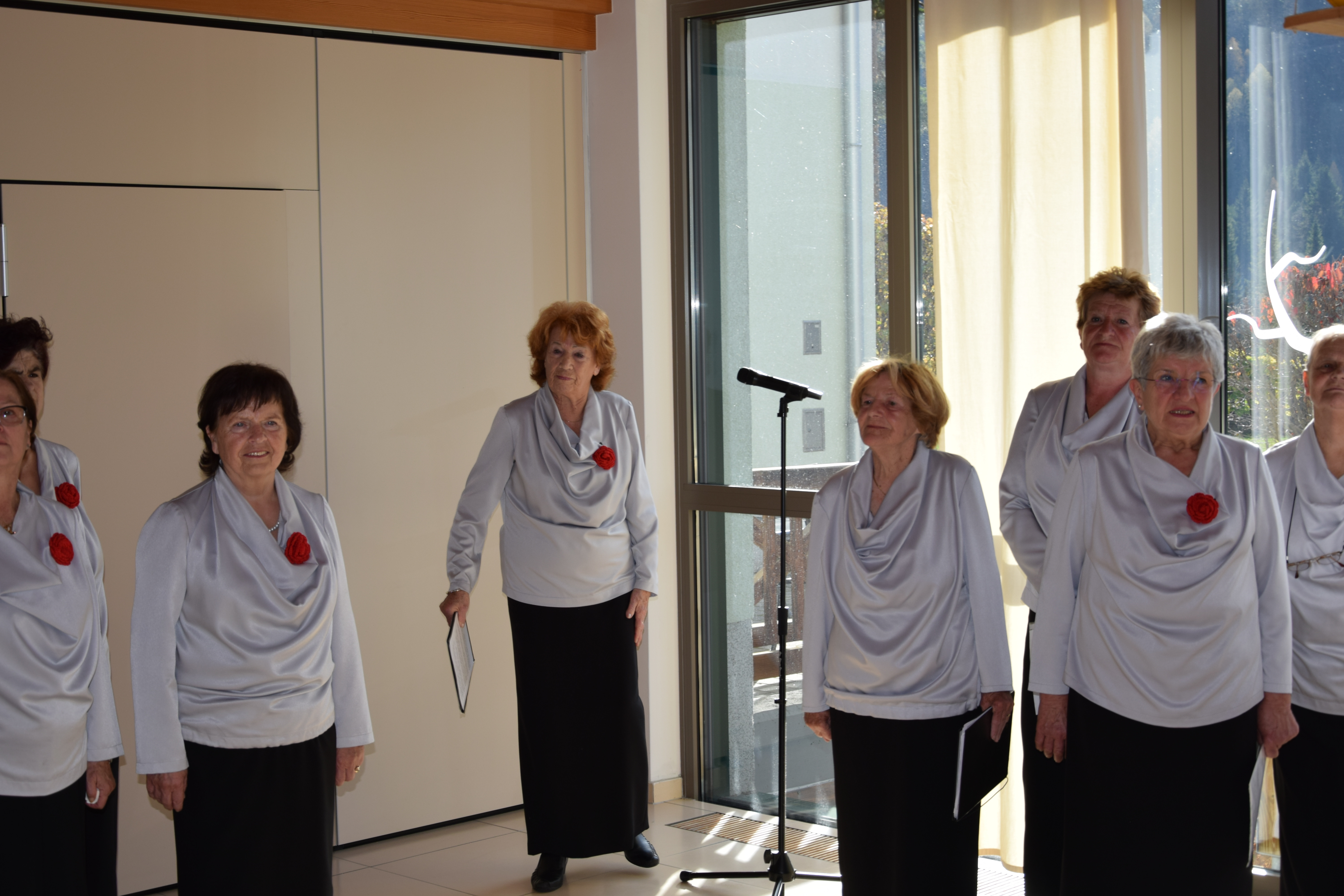 Nastop pevskega zbora Večerna zarja v avli