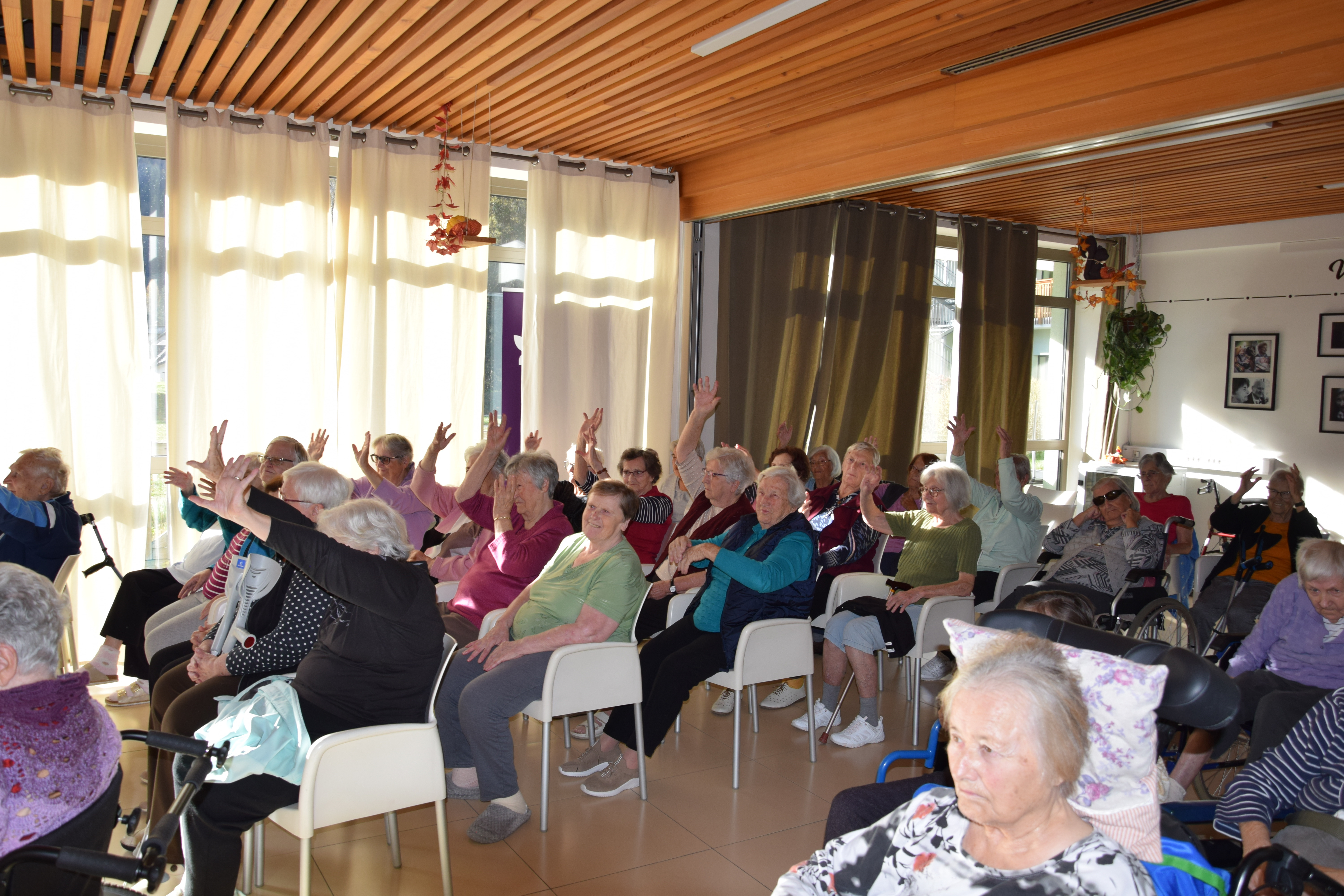 Nastop pevskega zbora Večerna zarja v avli