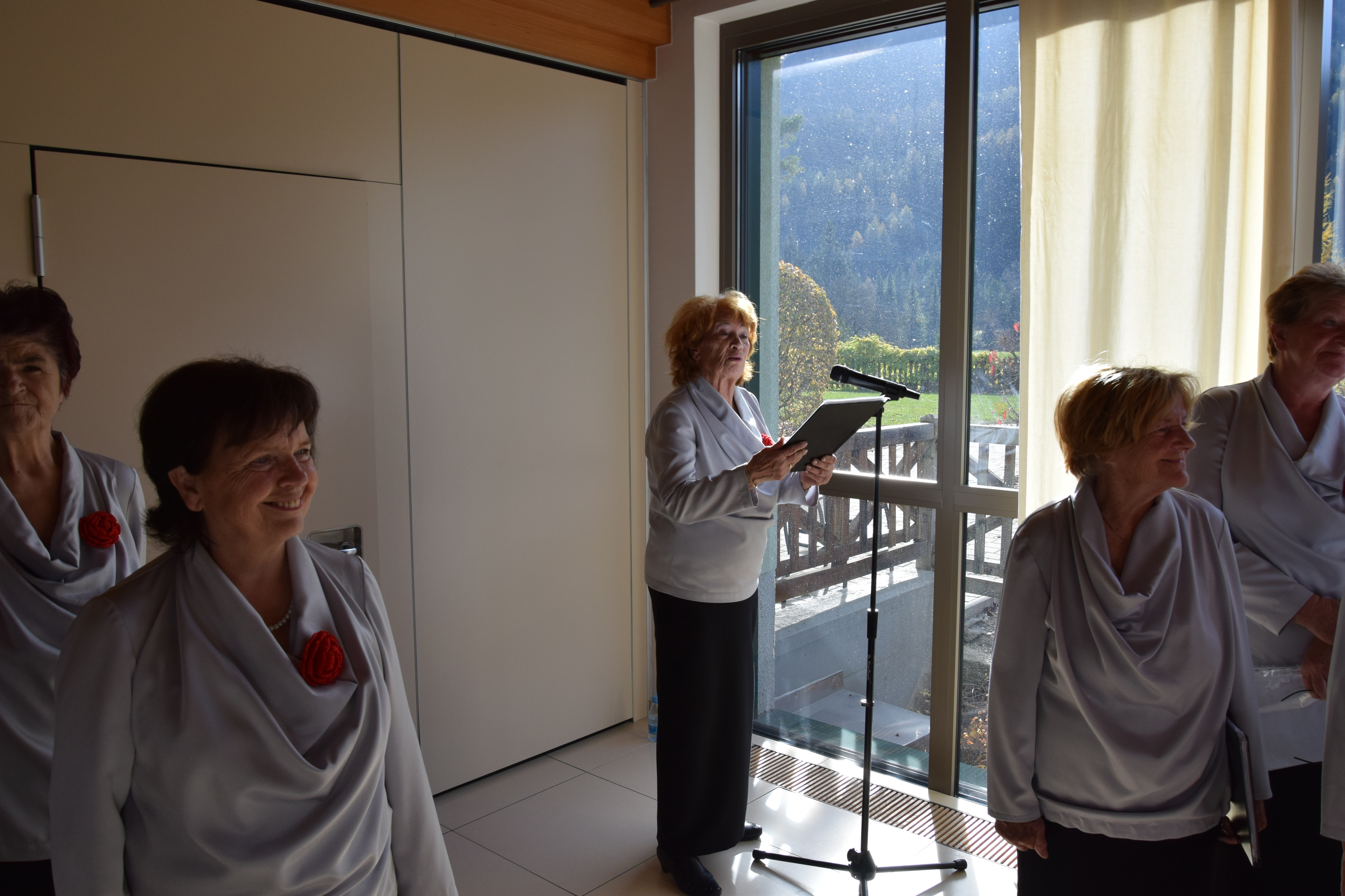 Nastop pevskega zbora Večerna zarja v avli