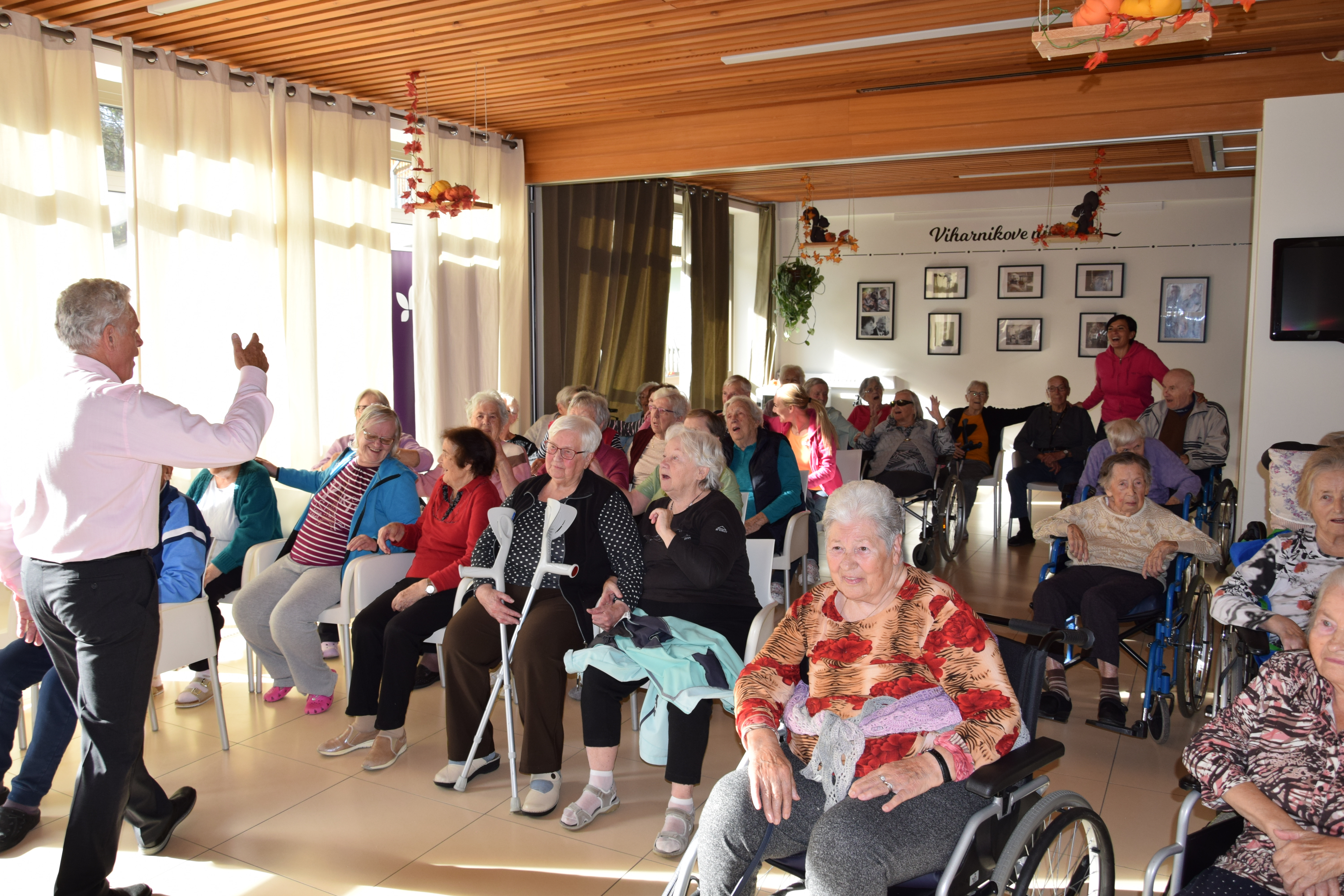 Nastop pevskega zbora Večerna zarja v avli