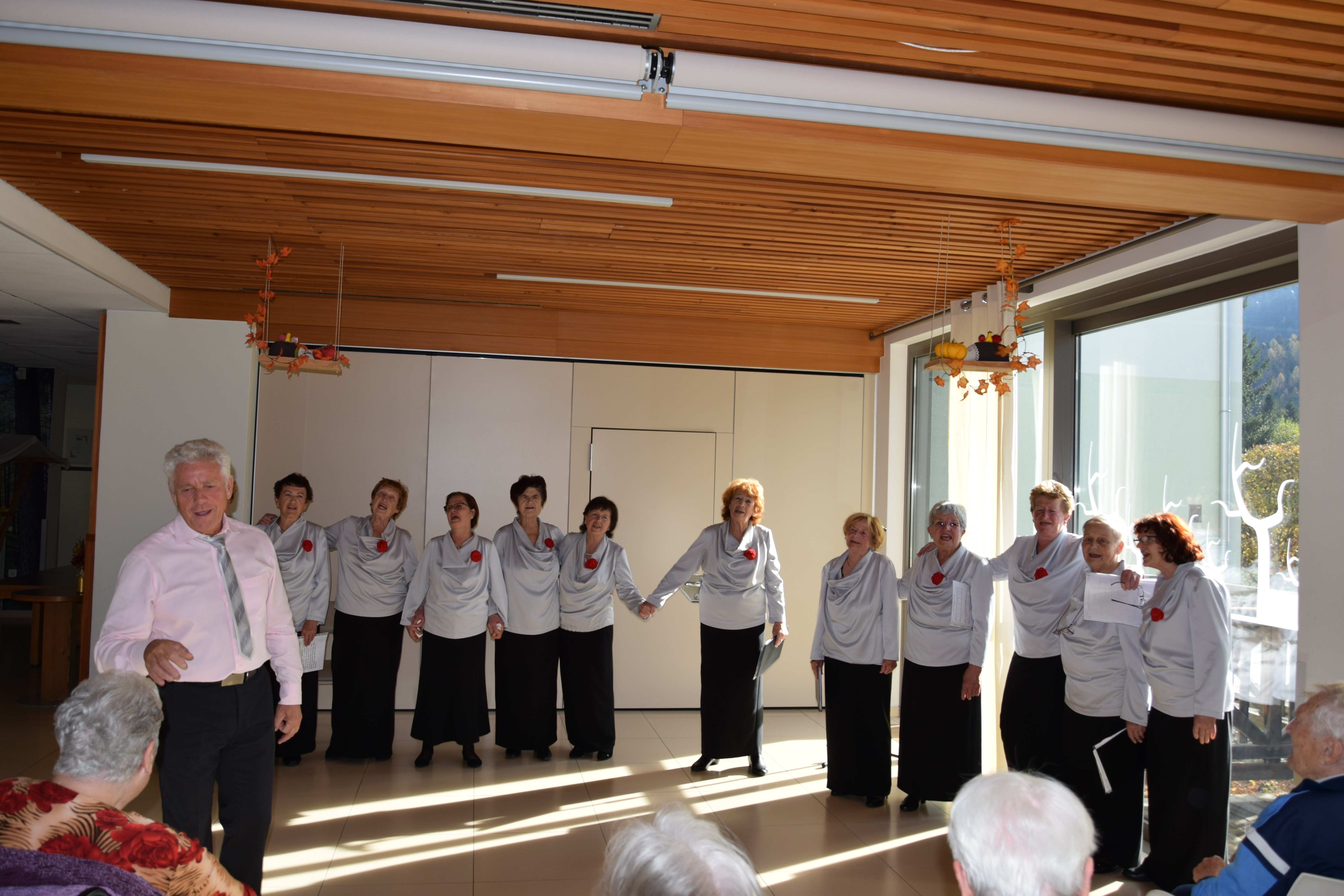 Nastop pevskega zbora Večerna zarja v avli