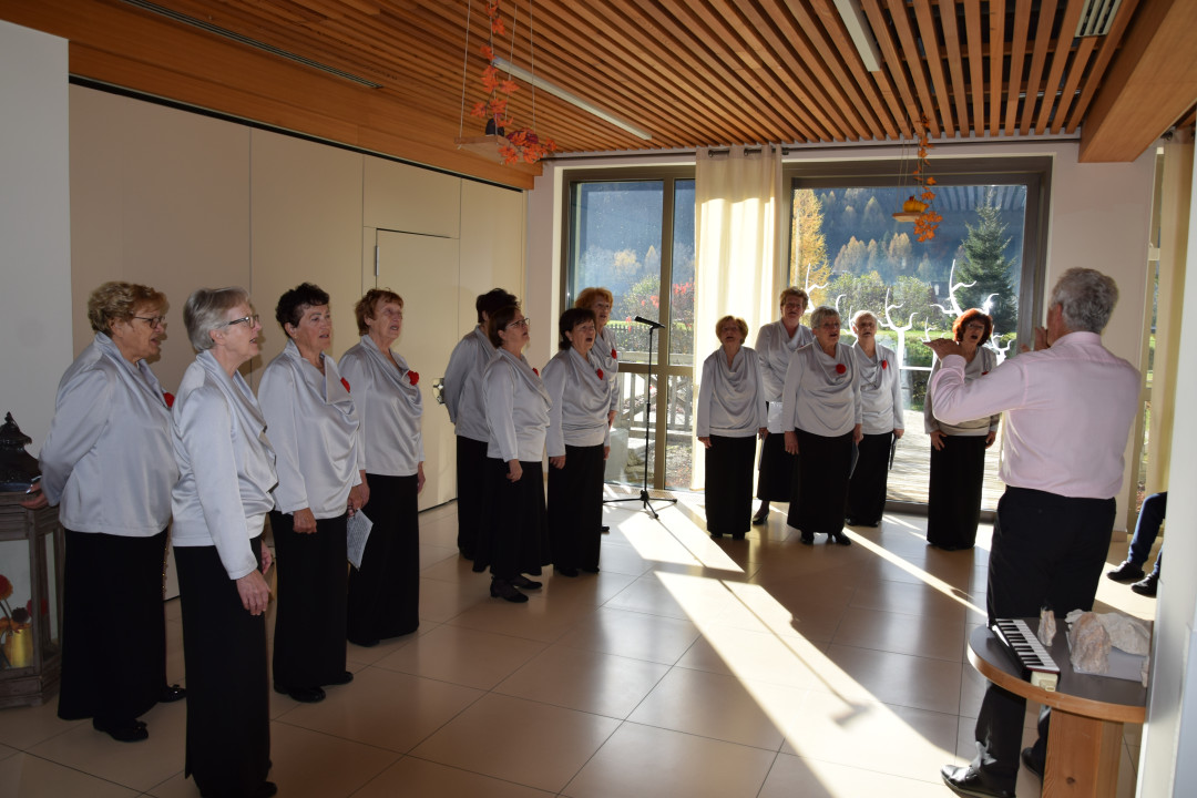 Nastop pevskega zbora Večerna zarja v avli