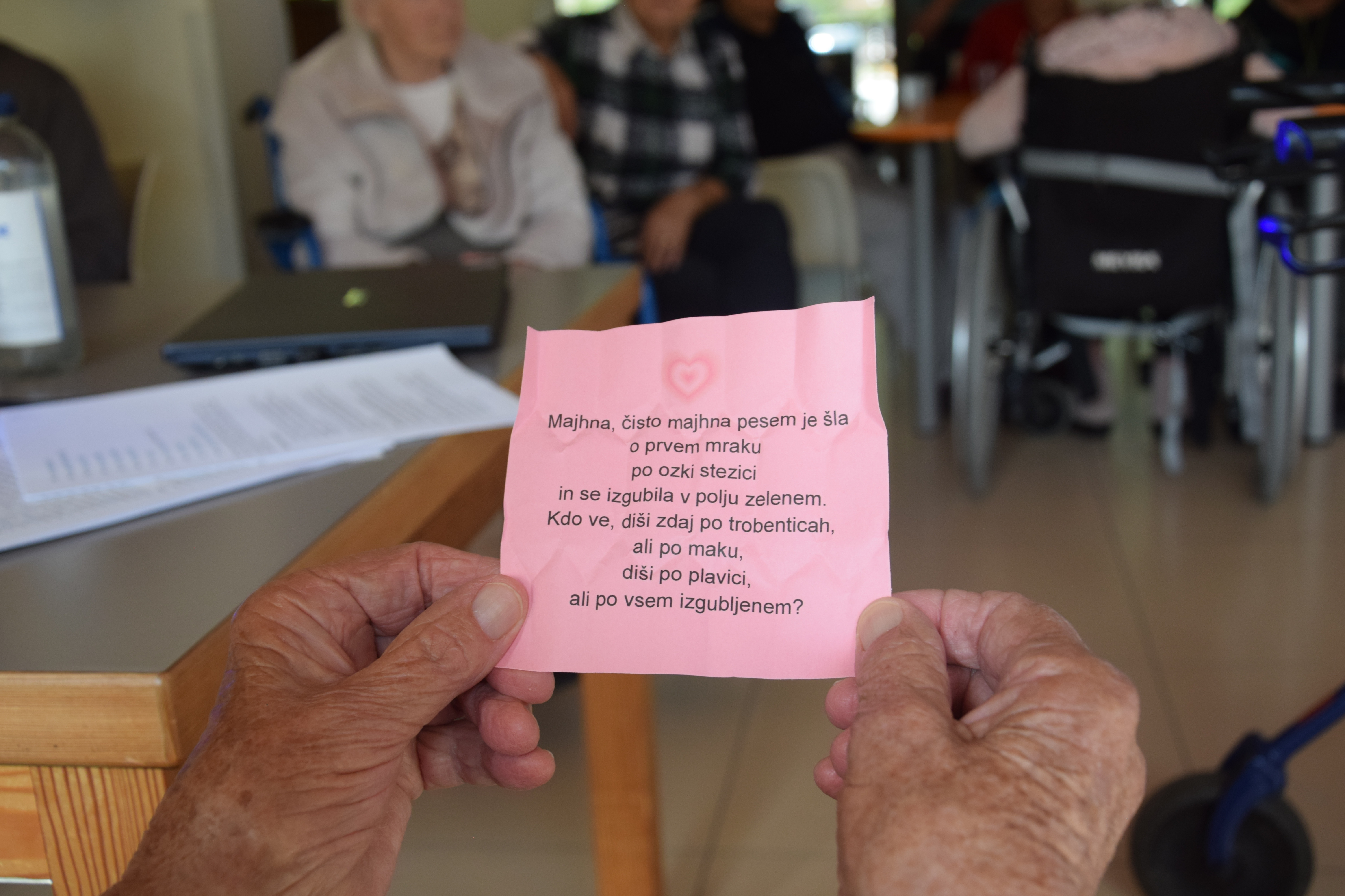 Nastop rožnata poezija