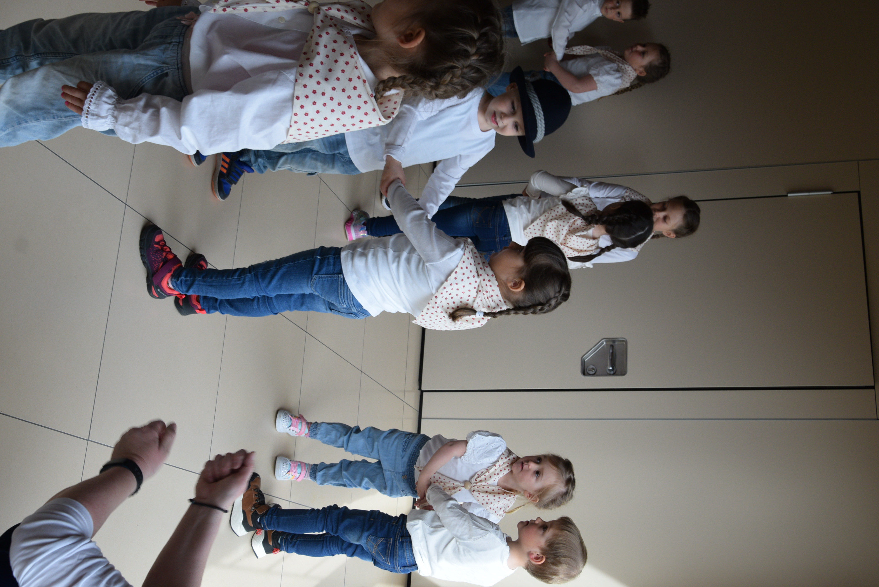 Nastop upokojenskega pevskega zbora Slavček in otrok vrtca Rateče