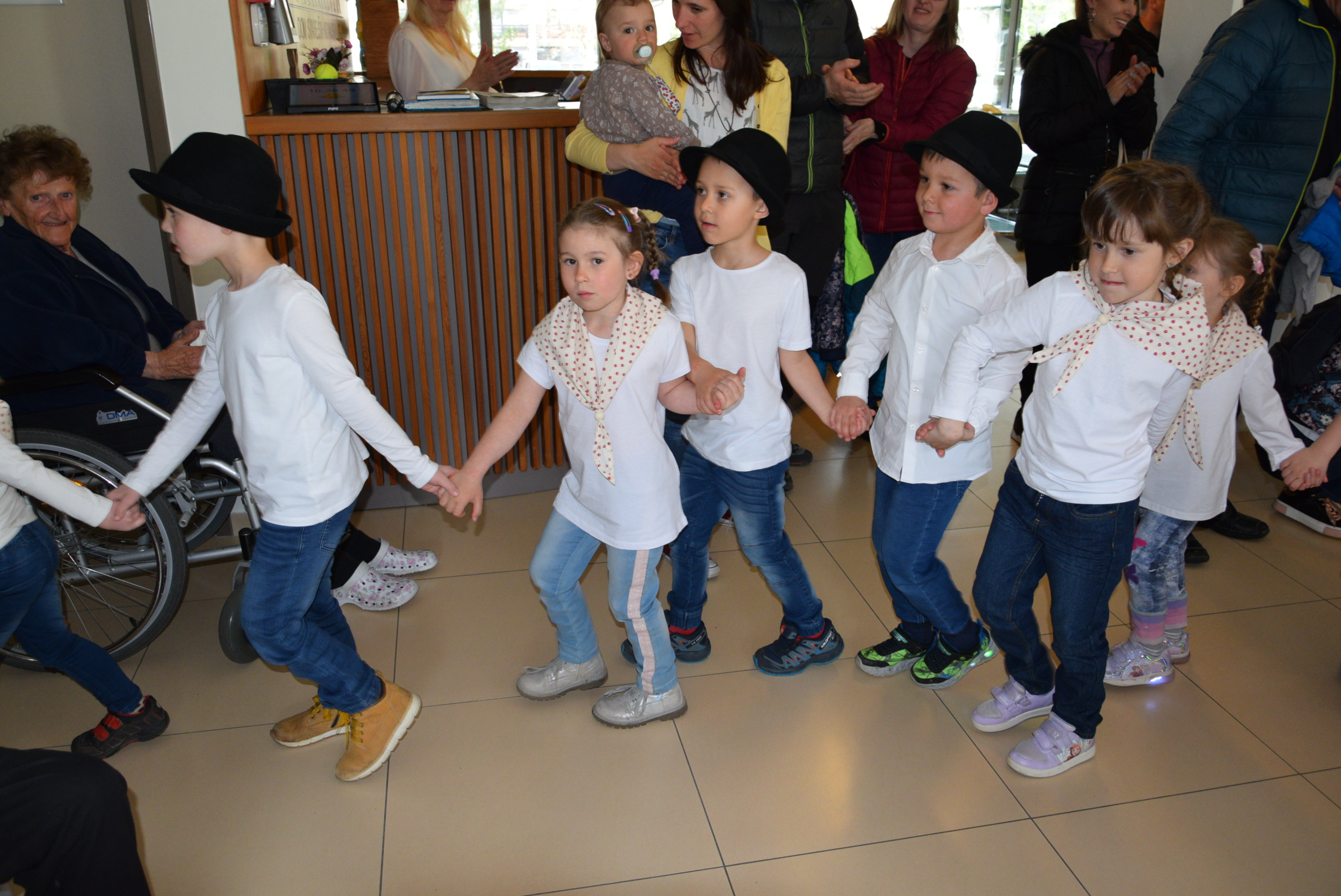 Nastop upokojenskega pevskega zbora Slavček in otrok vrtca Rateče