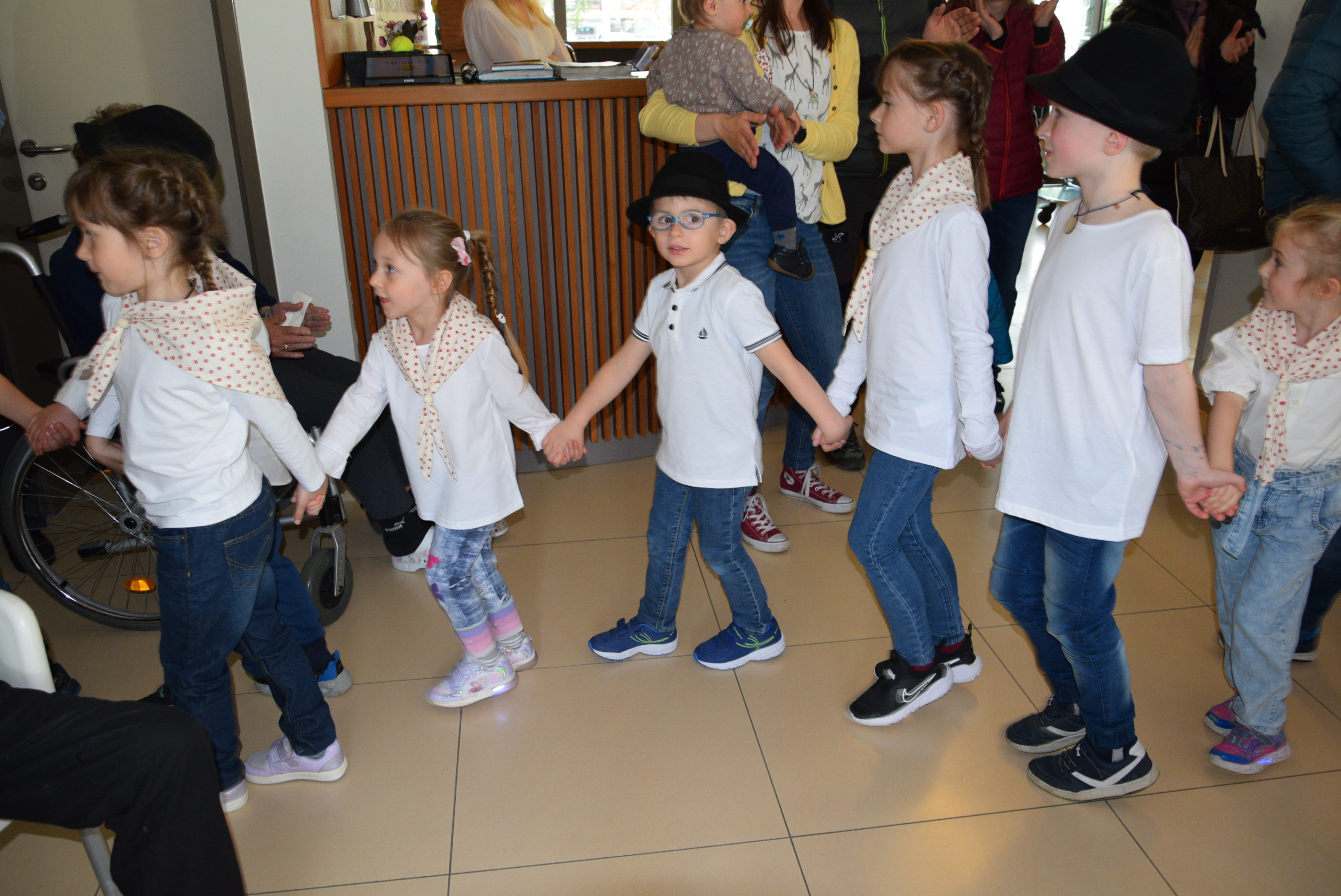 Nastop upokojenskega pevskega zbora Slavček in otrok vrtca Rateče