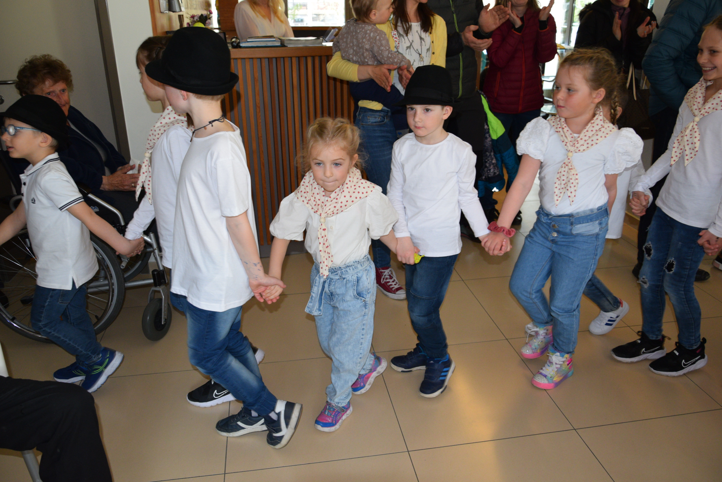 Nastop upokojenskega pevskega zbora Slavček in otrok vrtca Rateče