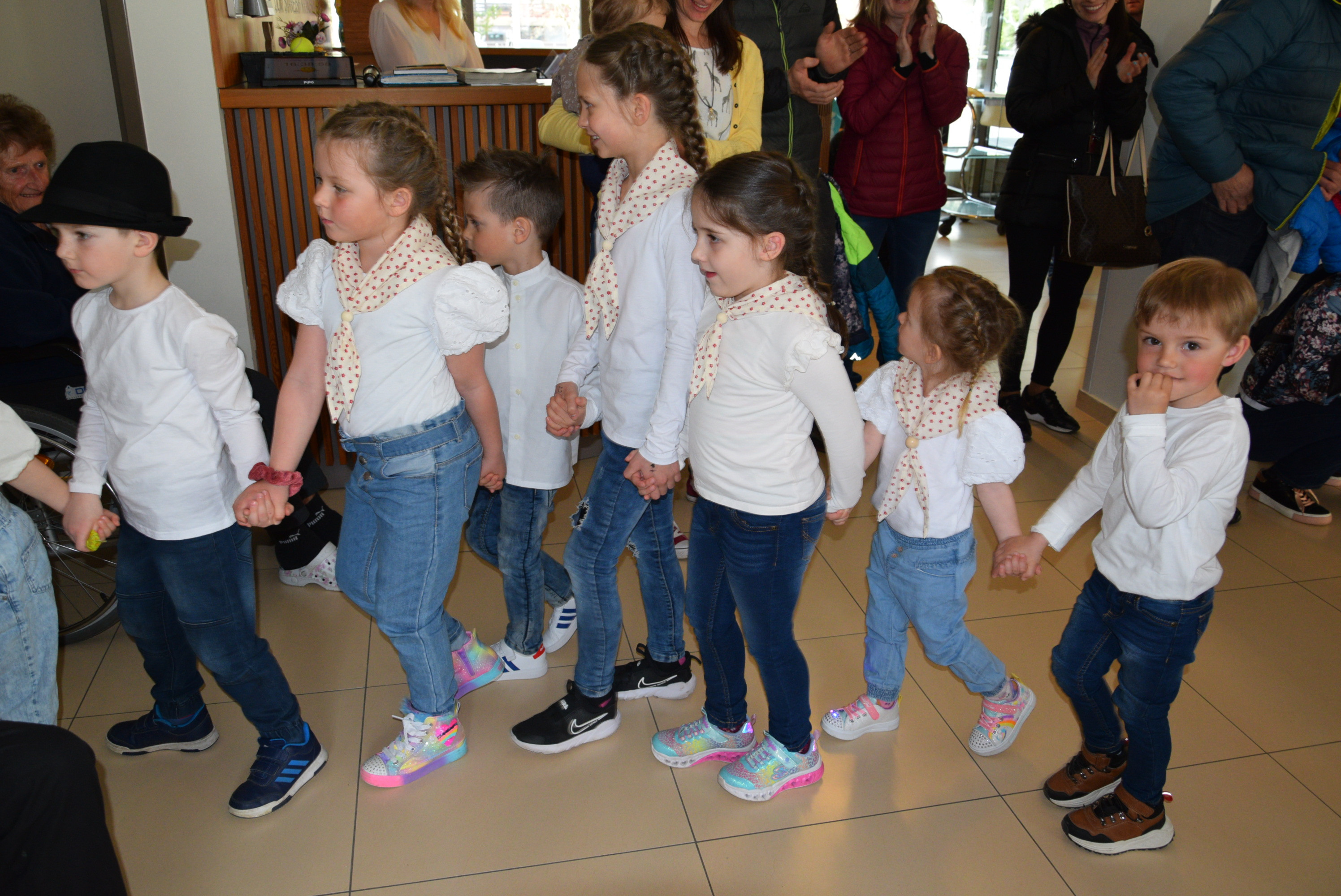 Nastop upokojenskega pevskega zbora Slavček in otrok vrtca Rateče