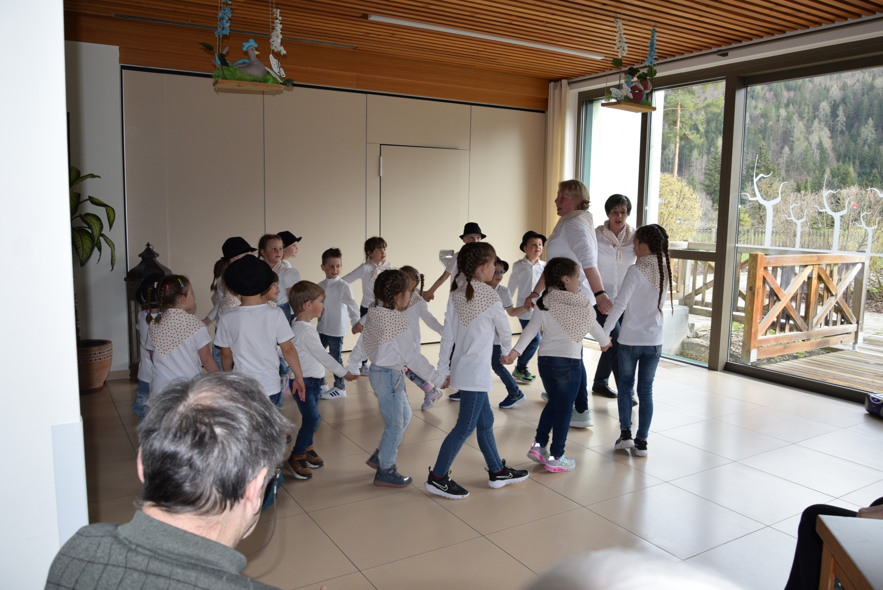 Nastop upokojenskega pevskega zbora Slavček in otrok vrtca Rateče