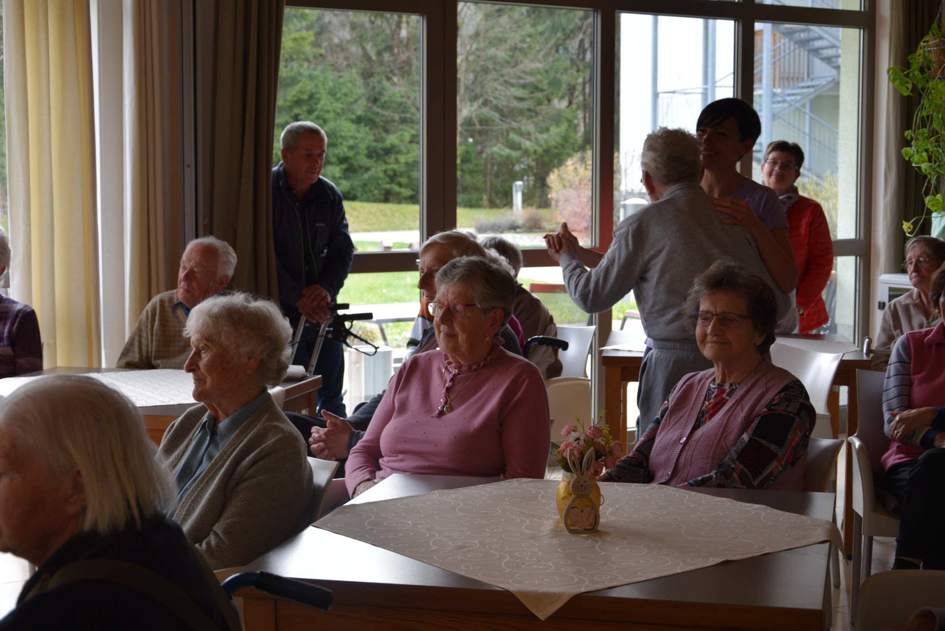 Nastop upokojenskega pevskega zbora Slavček in otrok vrtca Rateče