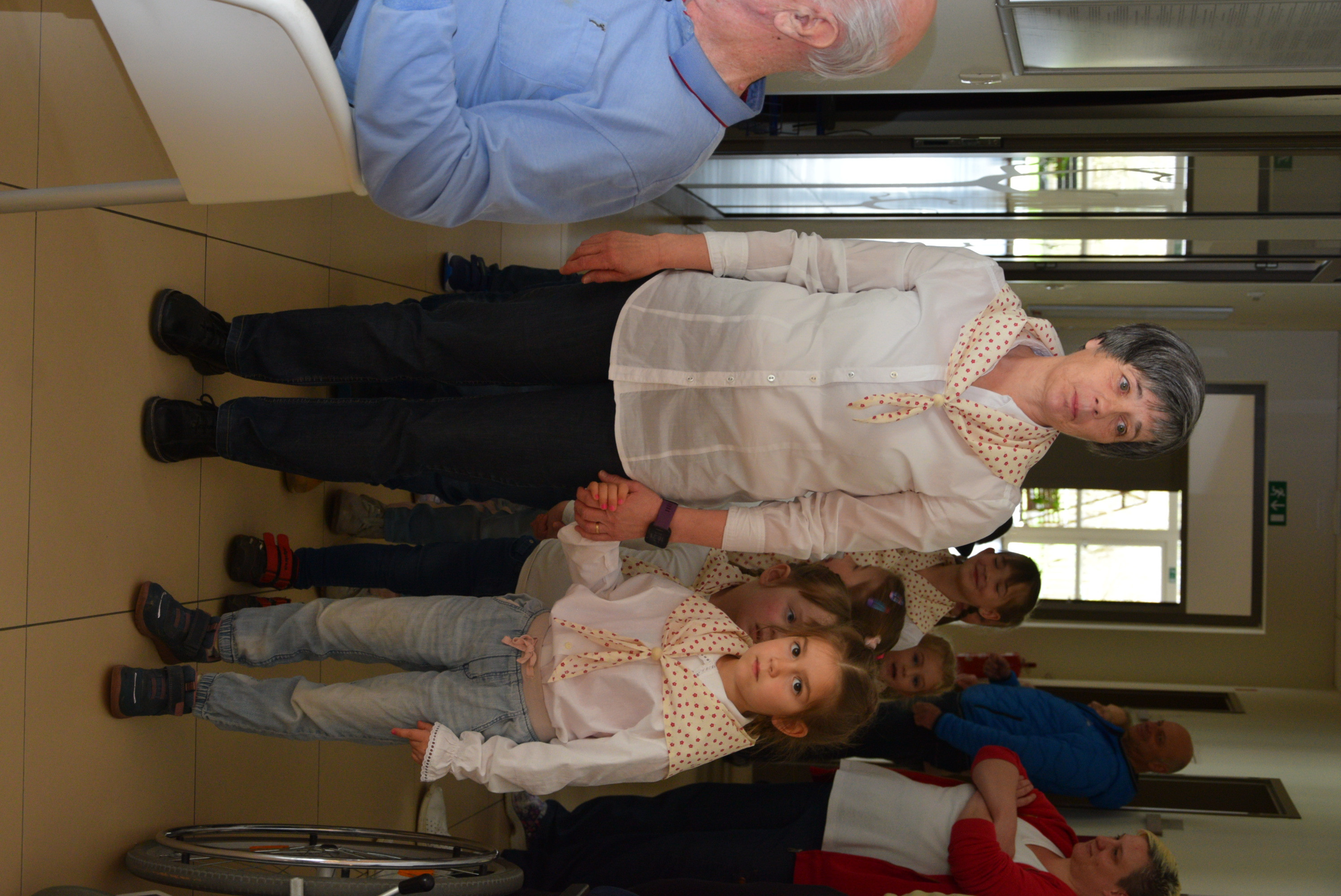 Nastop upokojenskega pevskega zbora Slavček in otrok vrtca Rateče