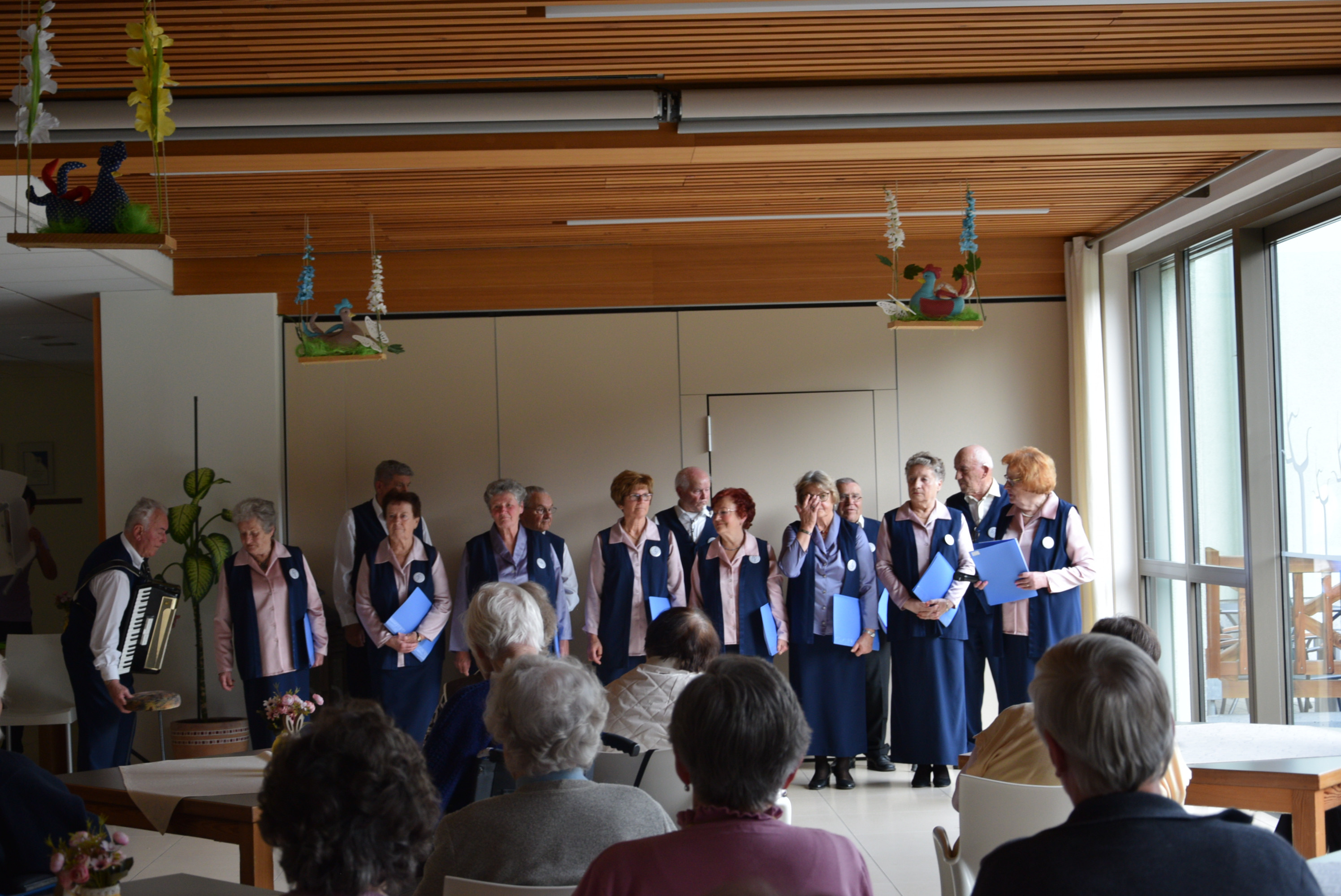 Nastop upokojenskega pevskega zbora Slavček in otrok vrtca Rateče