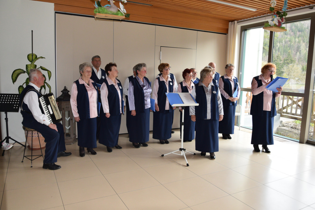 Nastop upokojenskega pevskega zbora Slavček in otrok vrtca Rateče