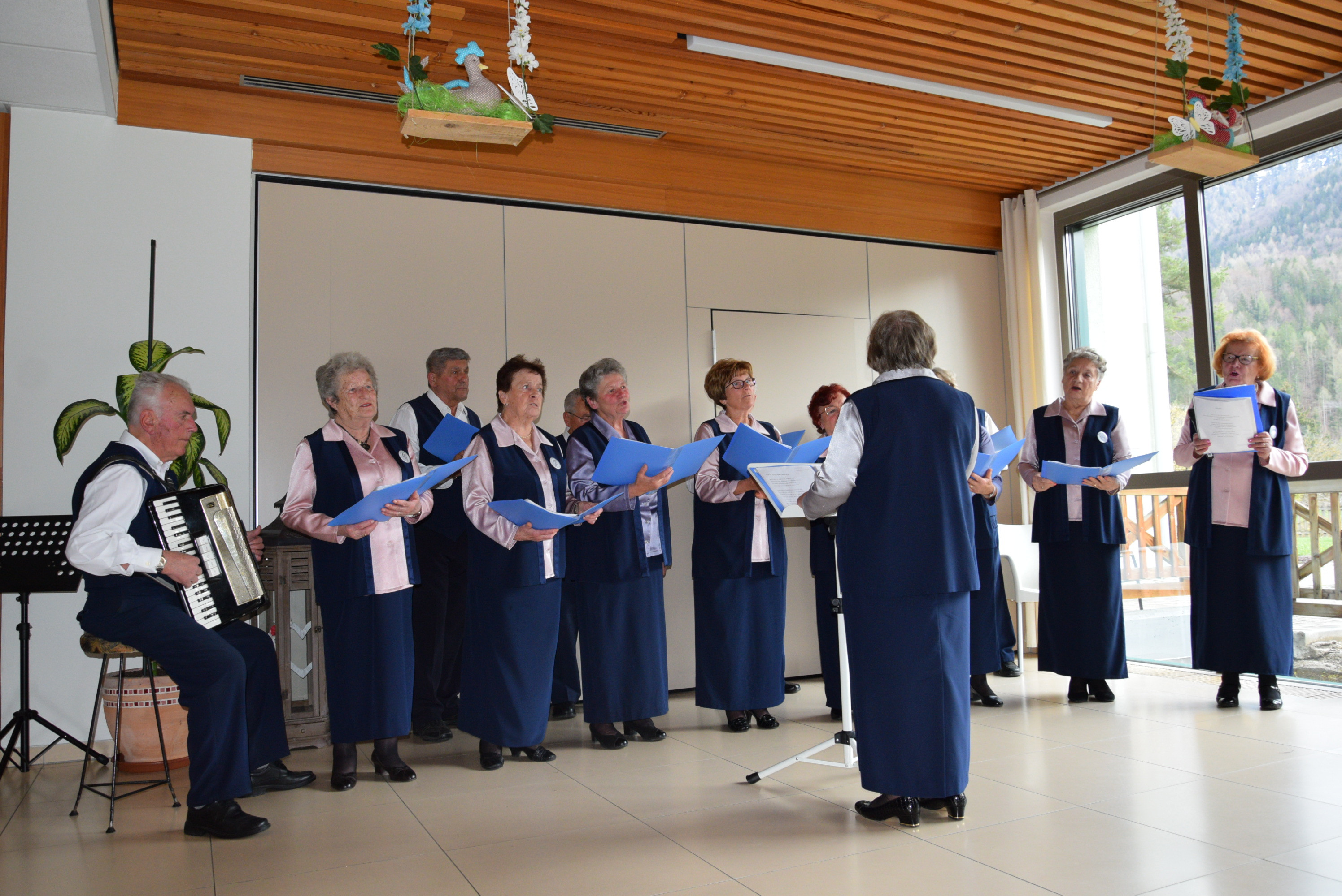 Nastop upokojenskega pevskega zbora Slavček in otrok vrtca Rateče