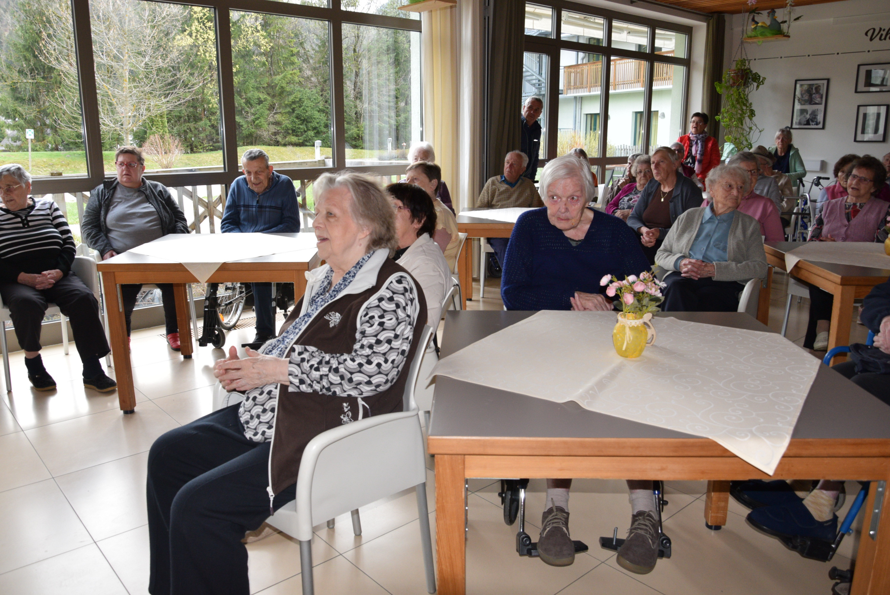 Nastop upokojenskega pevskega zbora Slavček in otrok vrtca Rateče