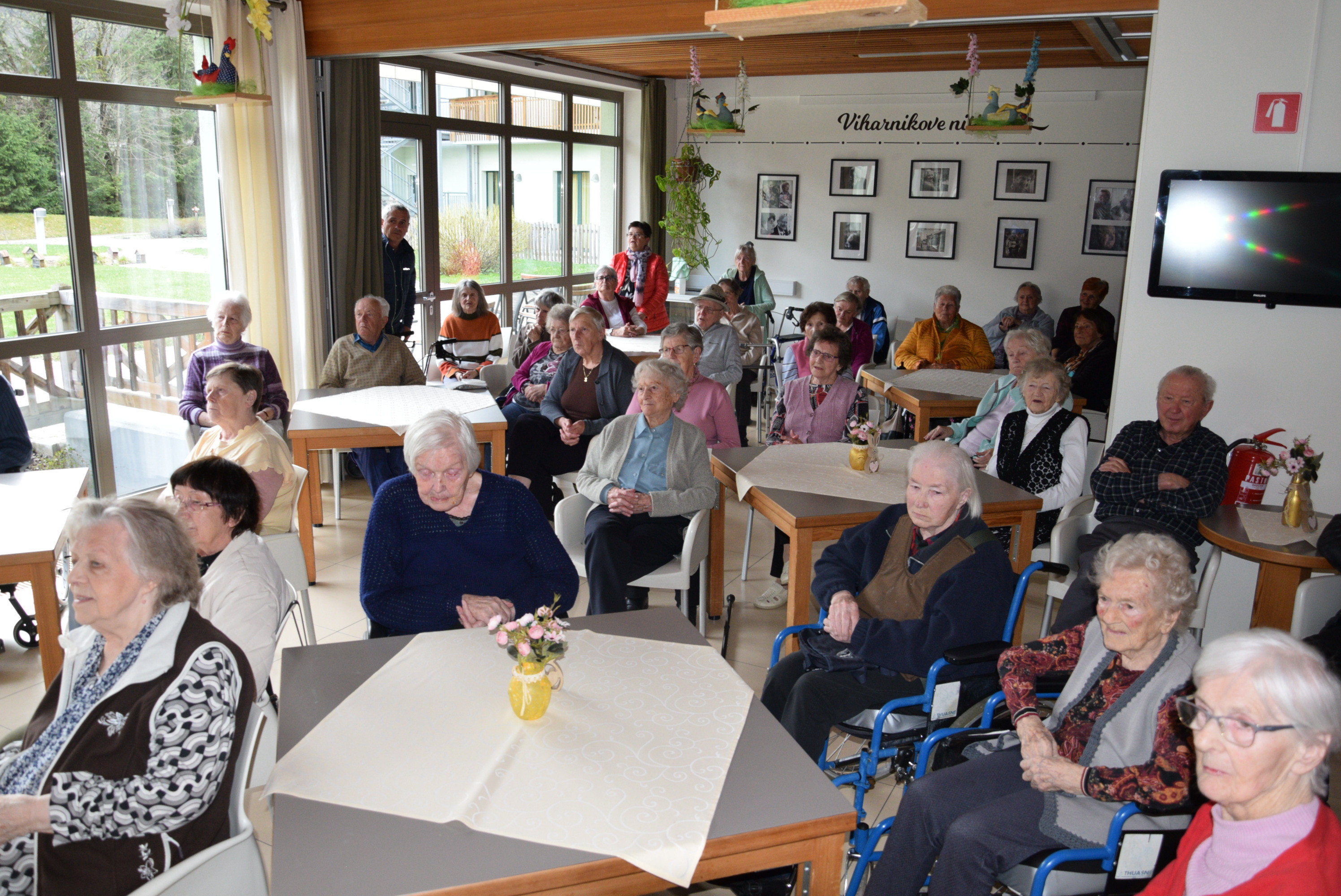 Nastop upokojenskega pevskega zbora Slavček in otrok vrtca Rateče
