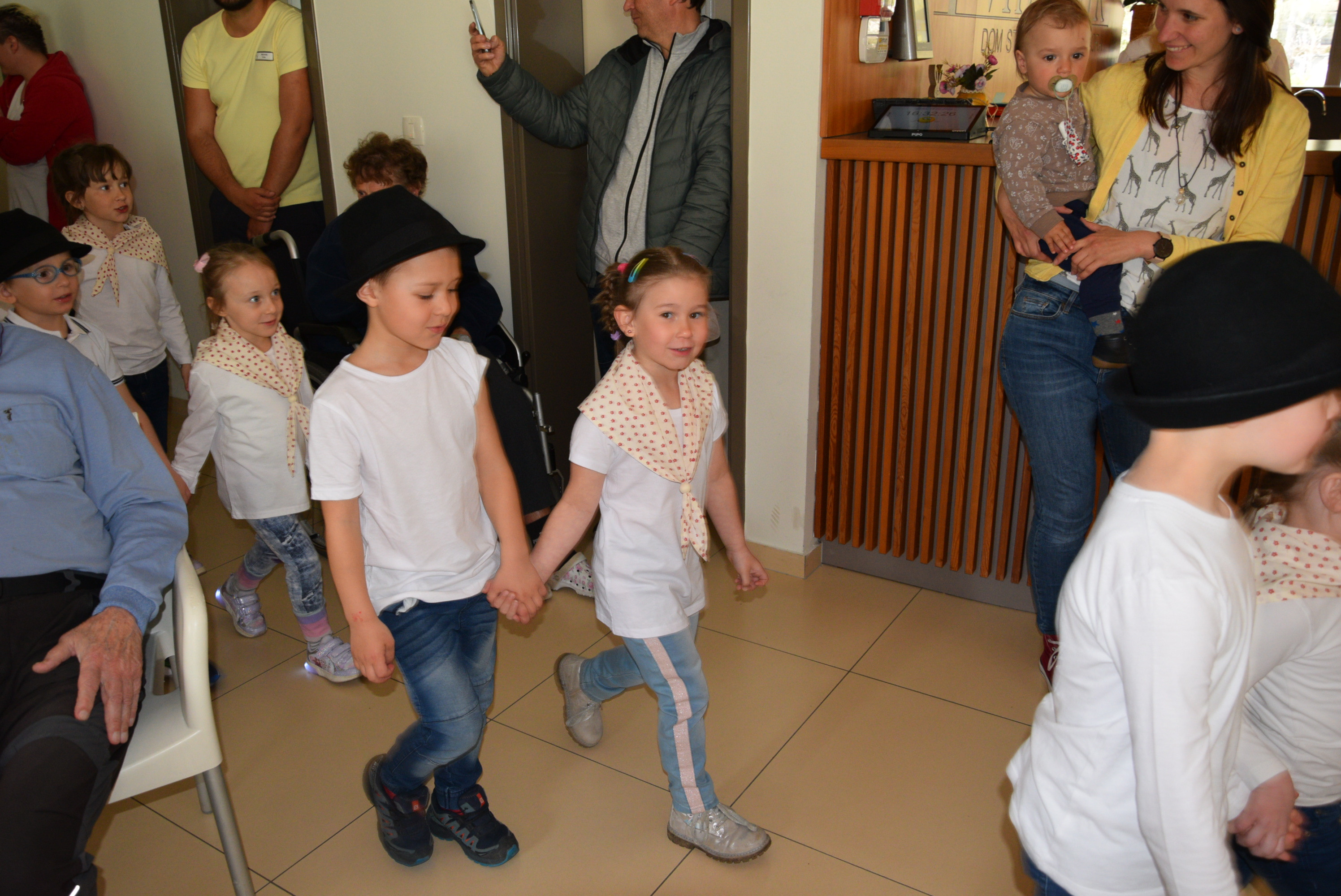 Nastop upokojenskega pevskega zbora Slavček in otrok vrtca Rateče