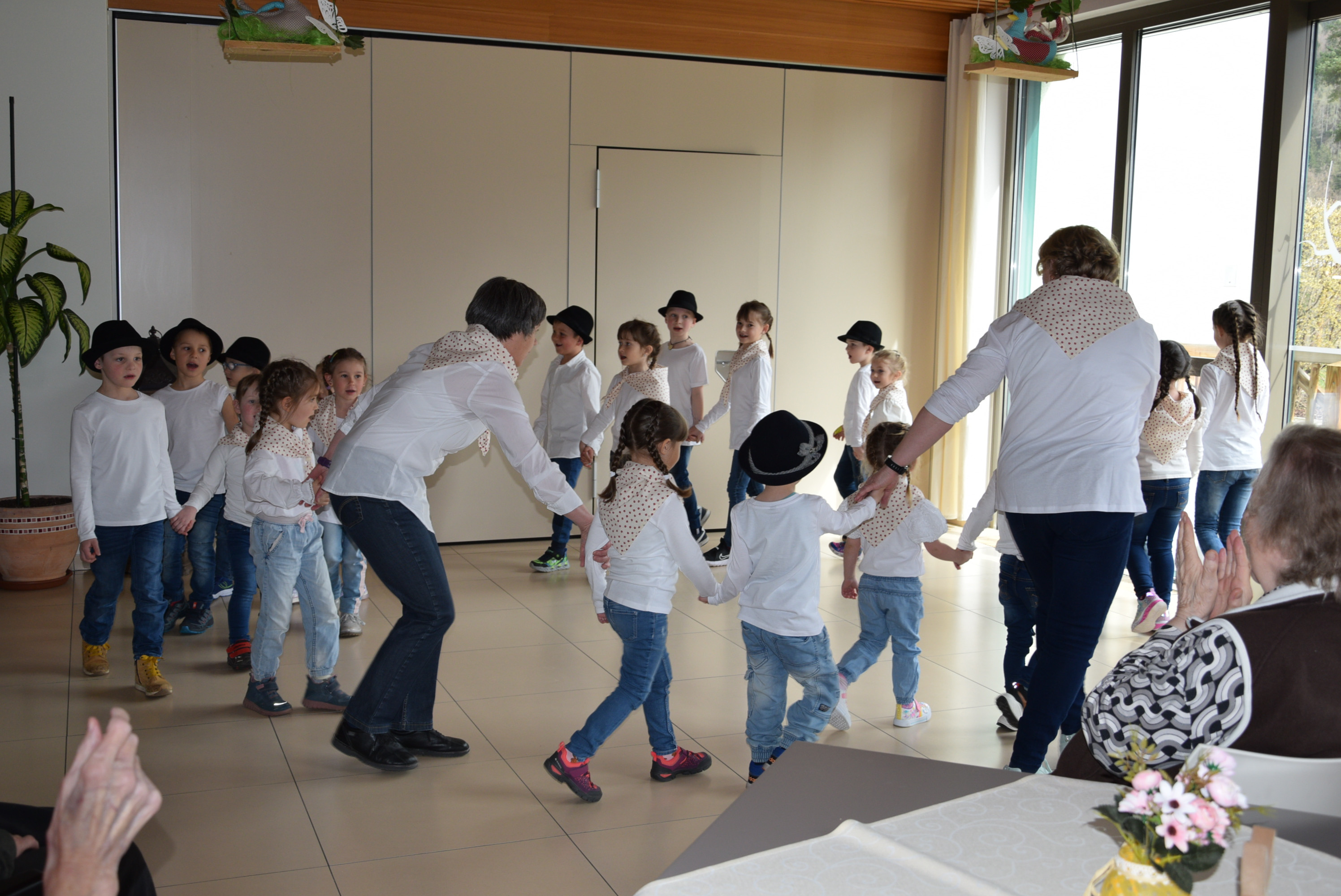 Nastop upokojenskega pevskega zbora Slavček in otrok vrtca Rateče