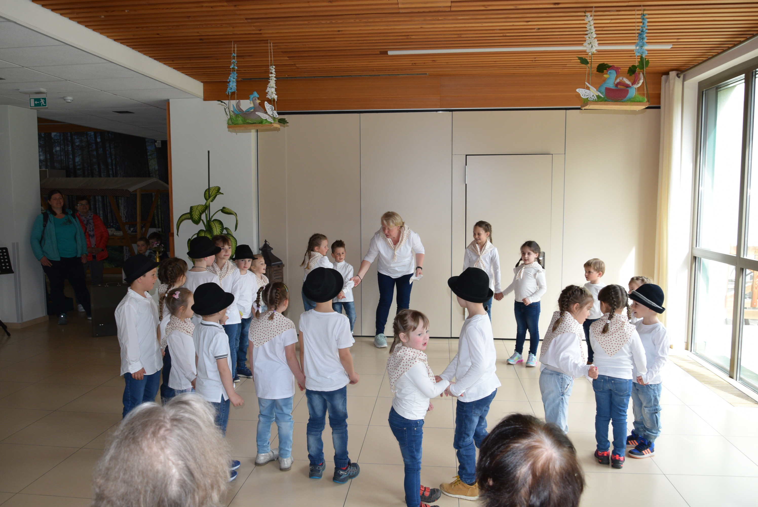 Nastop upokojenskega pevskega zbora Slavček in otrok vrtca Rateče