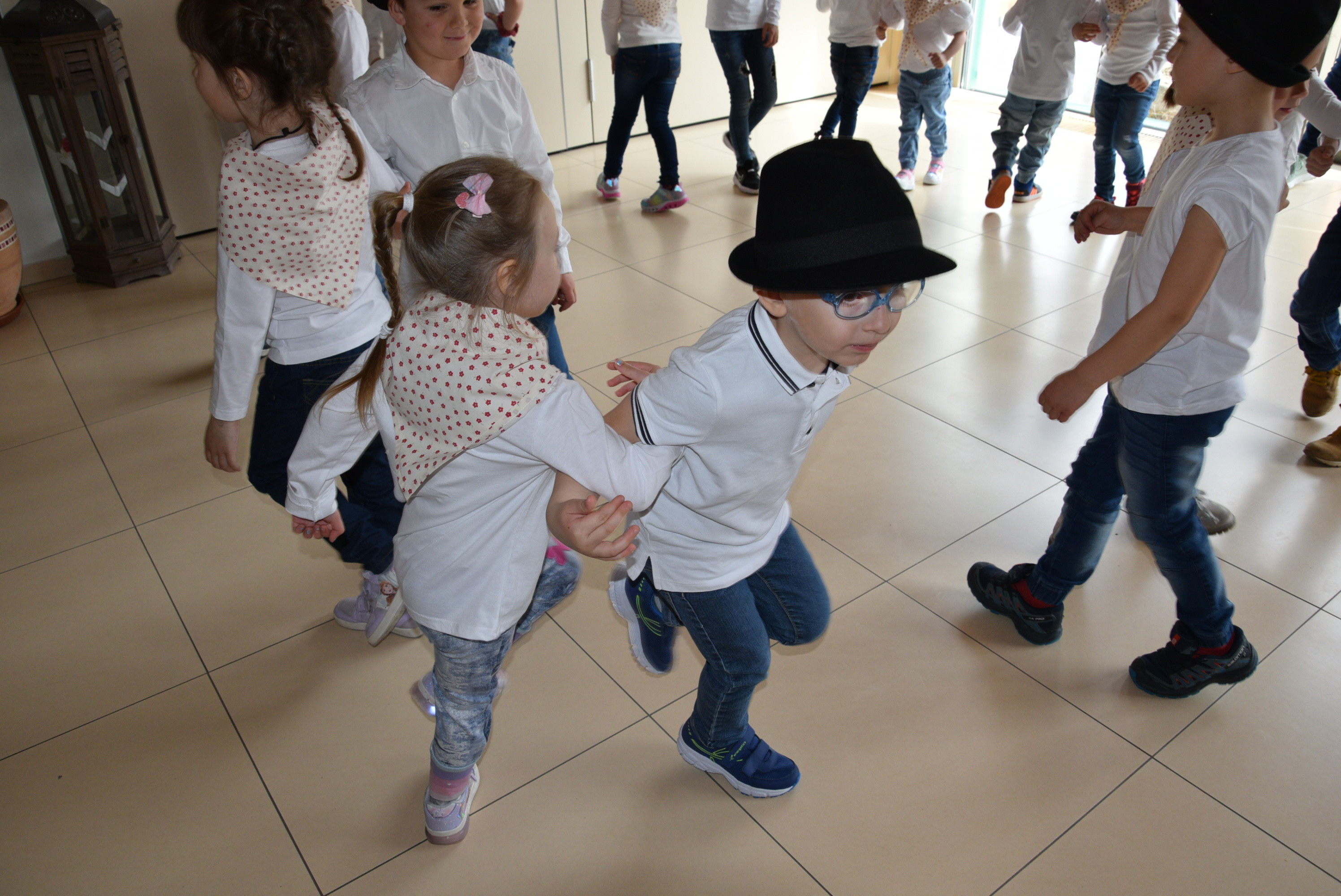 Nastop upokojenskega pevskega zbora Slavček in otrok vrtca Rateče