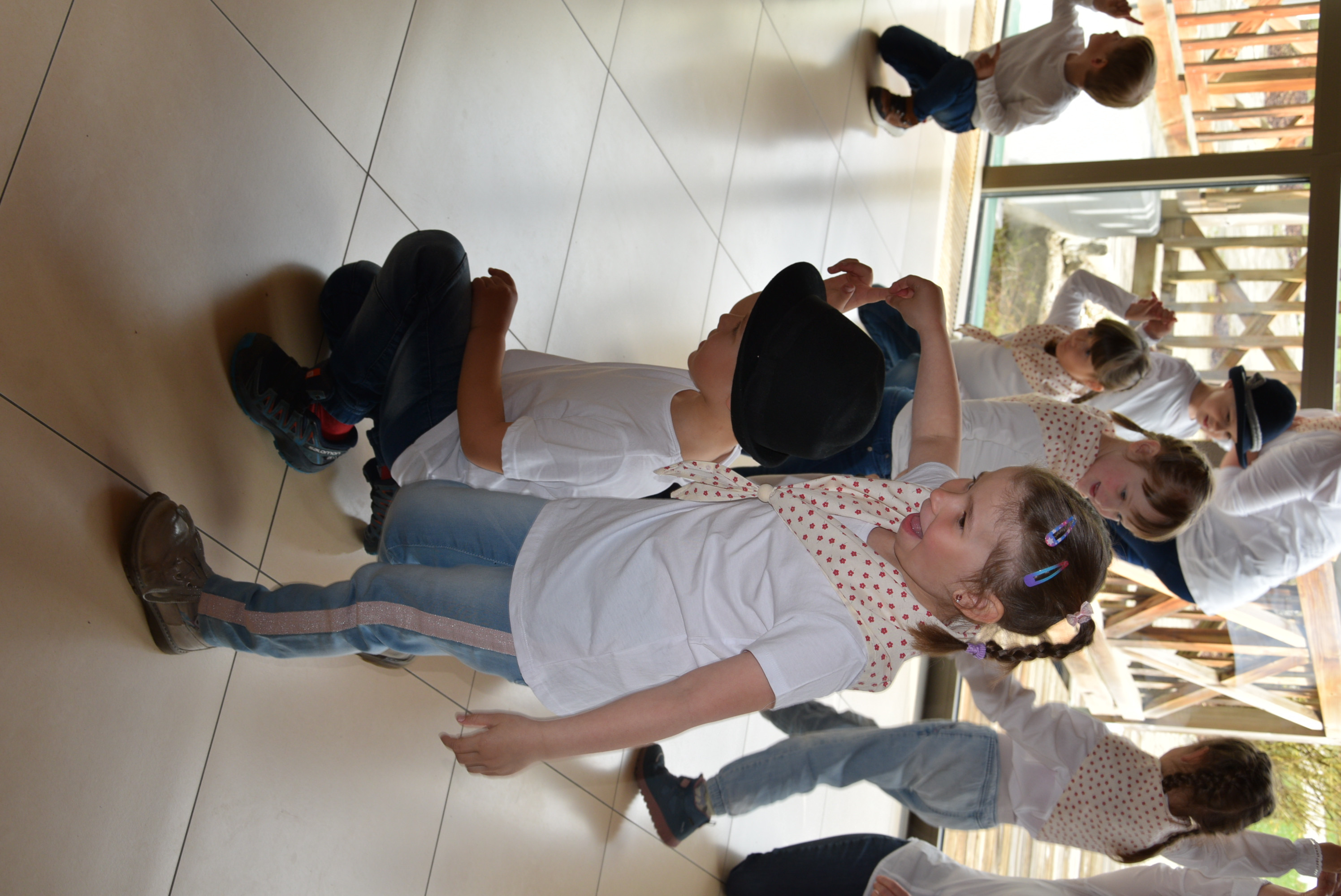 Nastop upokojenskega pevskega zbora Slavček in otrok vrtca Rateče