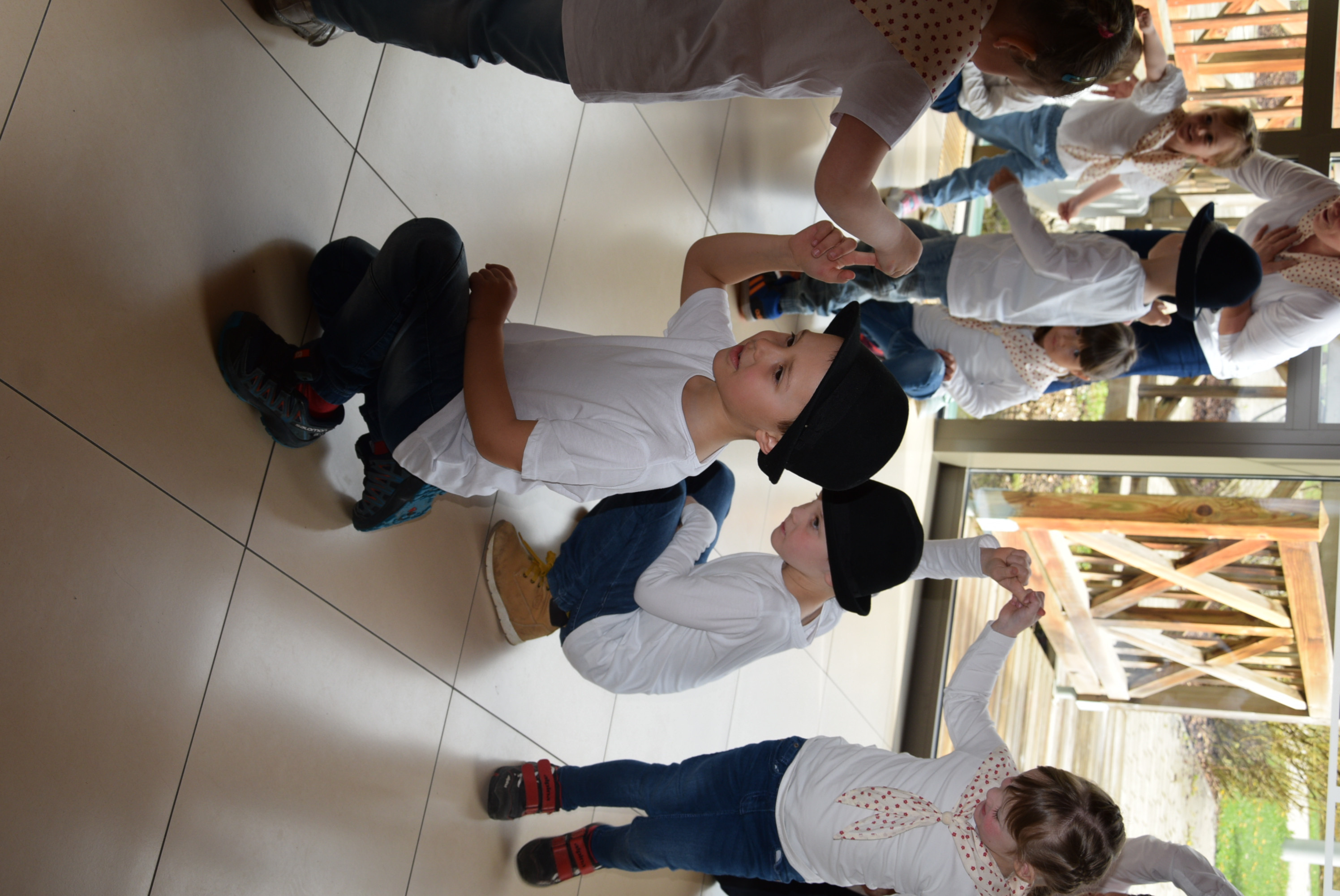 Nastop upokojenskega pevskega zbora Slavček in otrok vrtca Rateče