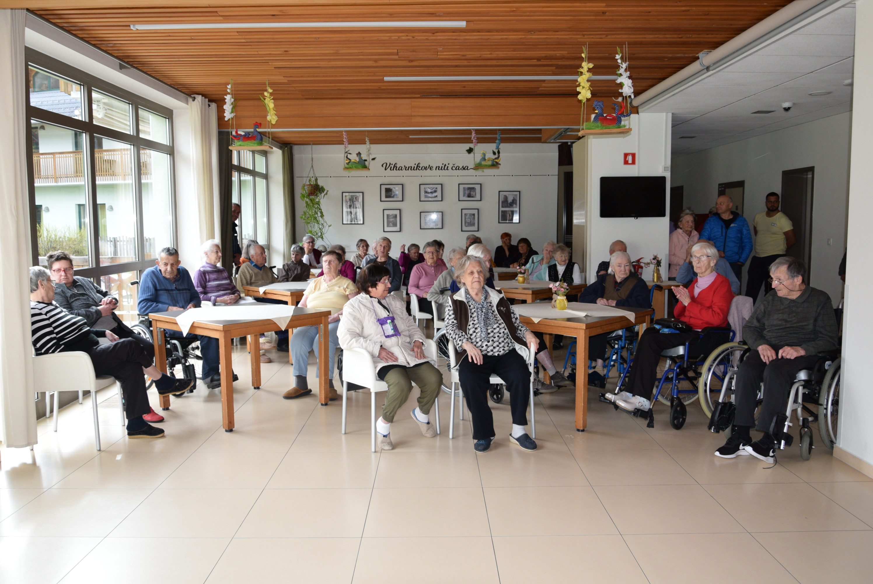 Nastop upokojenskega pevskega zbora Slavček in otrok vrtca Rateče