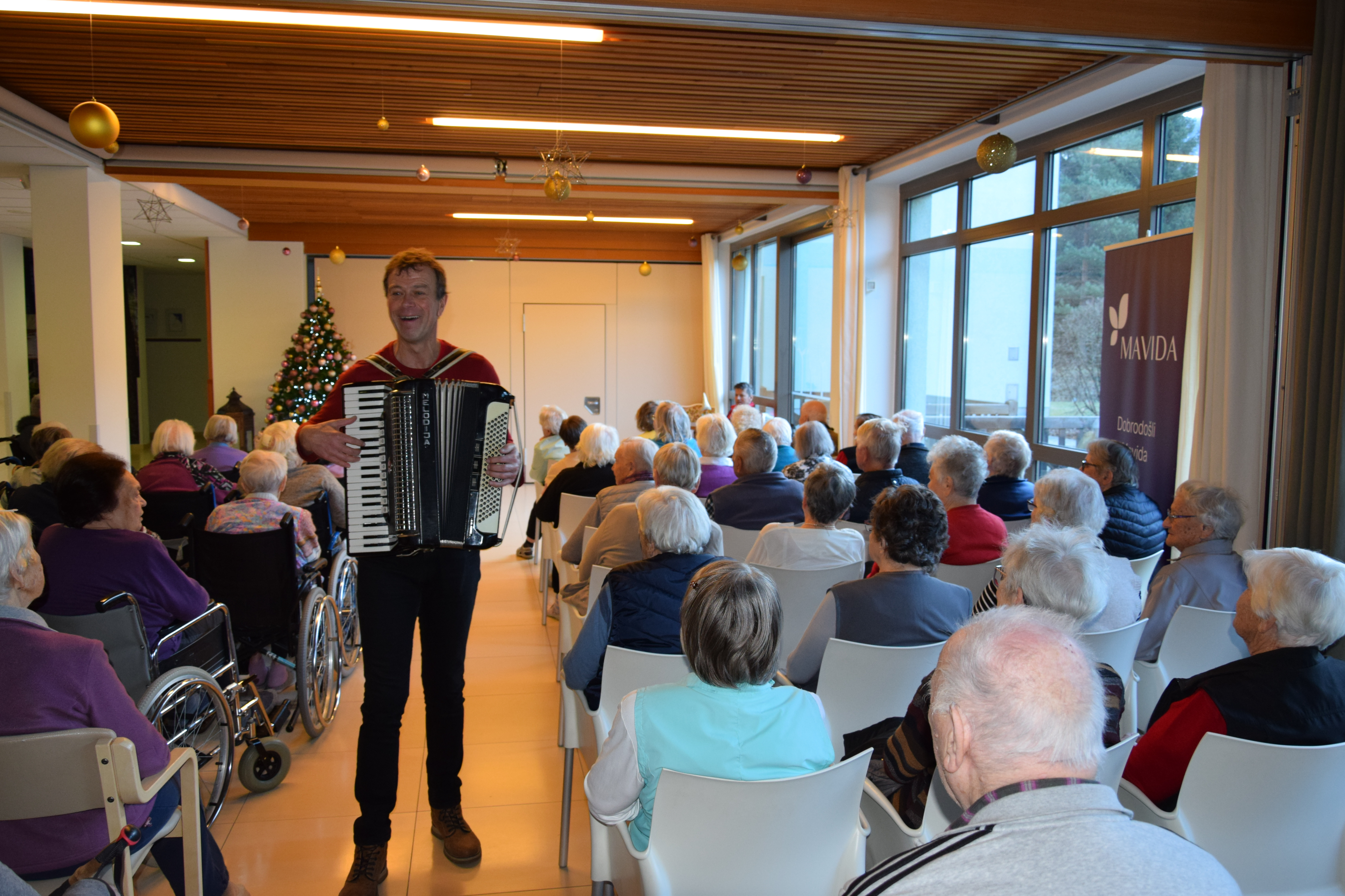 Obdarovanje društvo upokojencev Jesenice in rdeči križ območna enota Jesenice