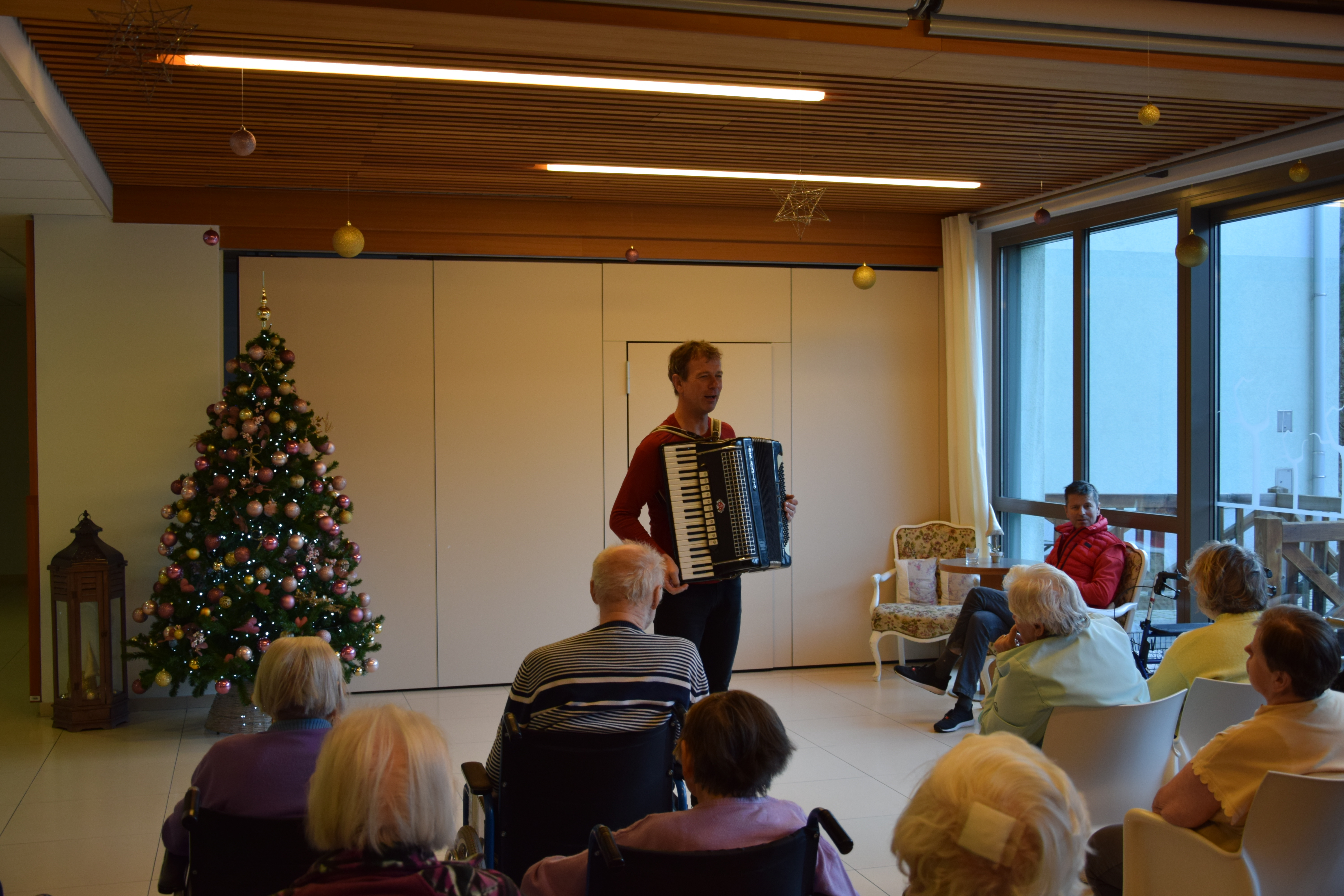 Obdarovanje društvo upokojencev Jesenice in rdeči križ območna enota Jesenice