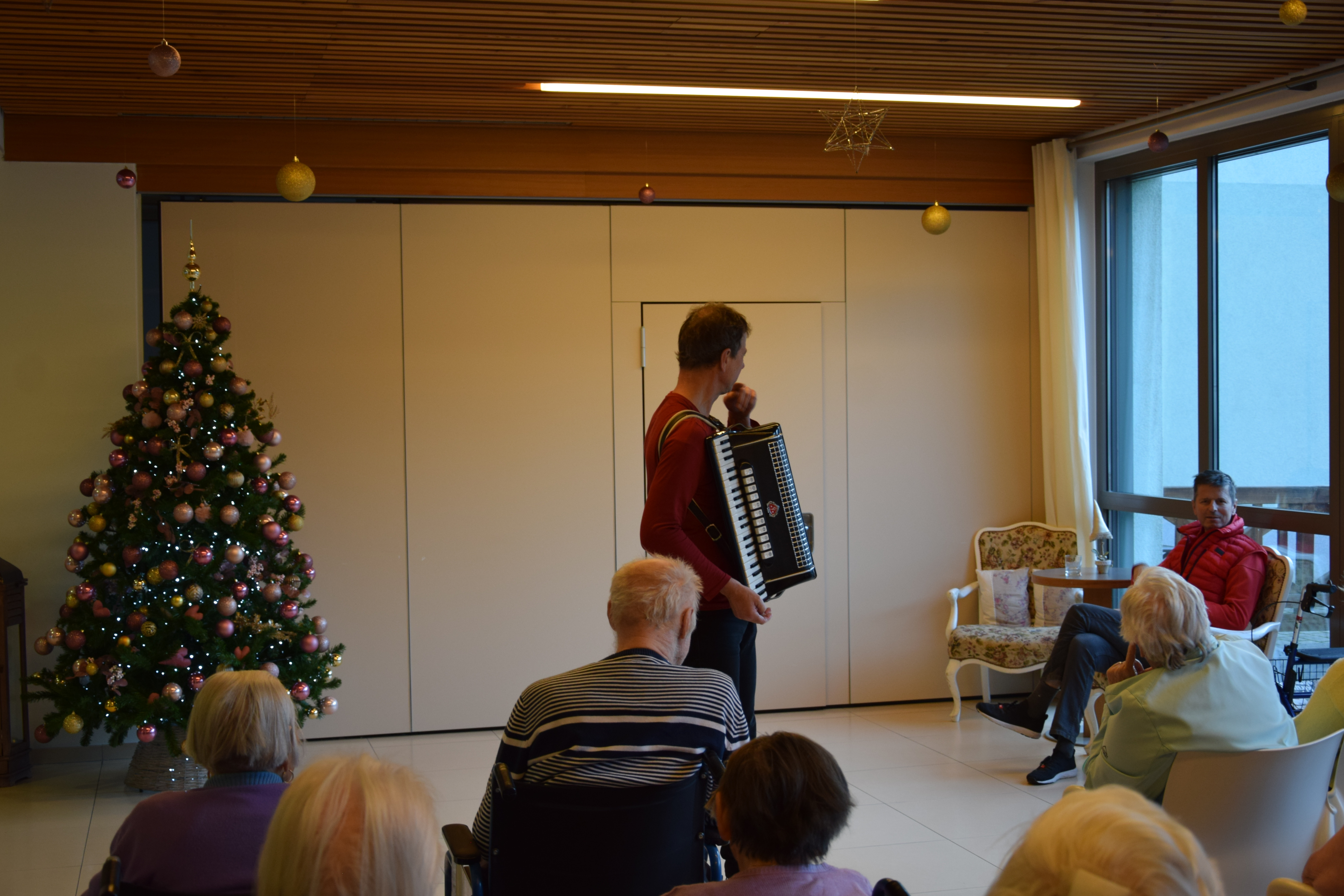 Obdarovanje društvo upokojencev Jesenice in rdeči križ območna enota Jesenice