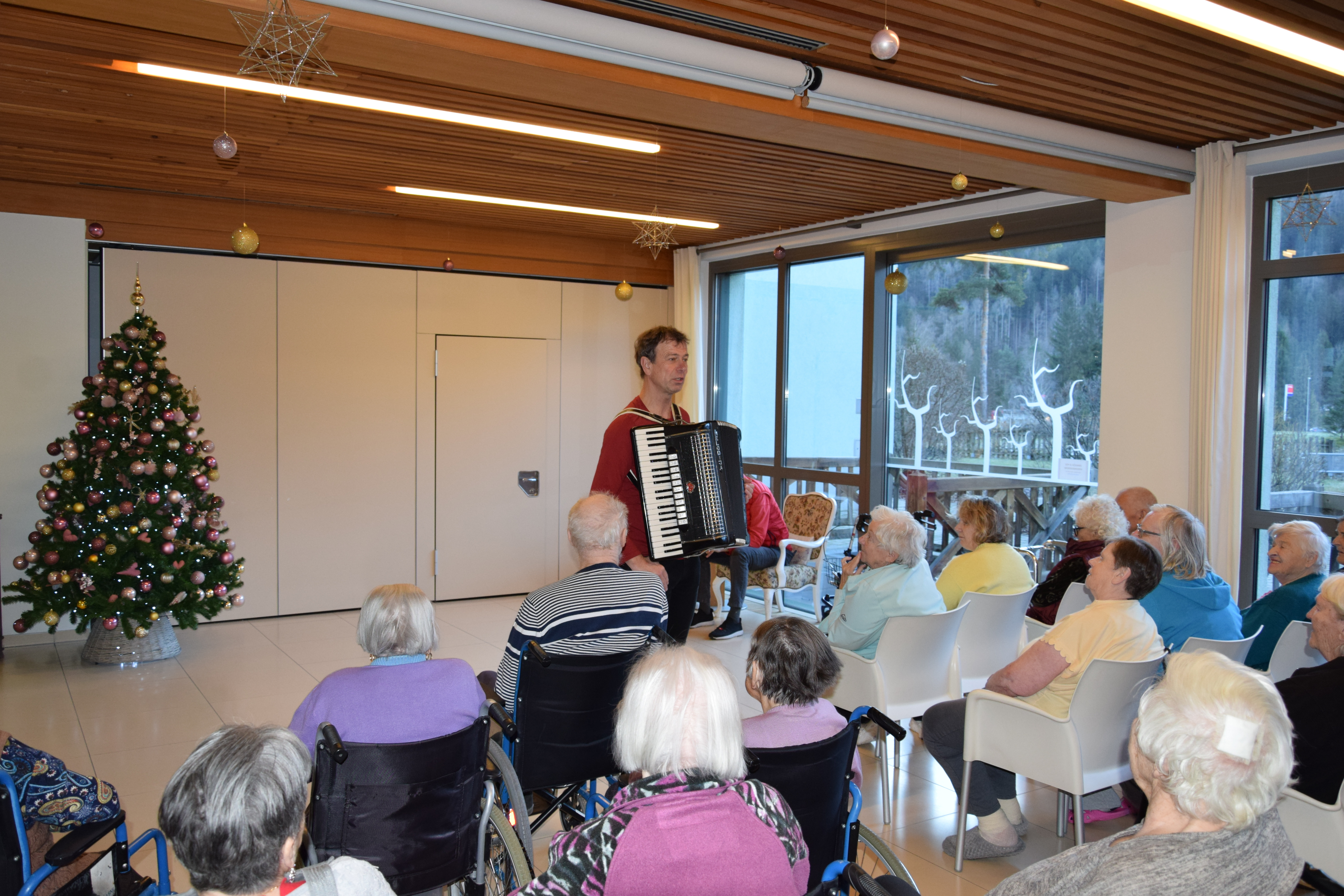 Obdarovanje društvo upokojencev Jesenice in rdeči križ območna enota Jesenice