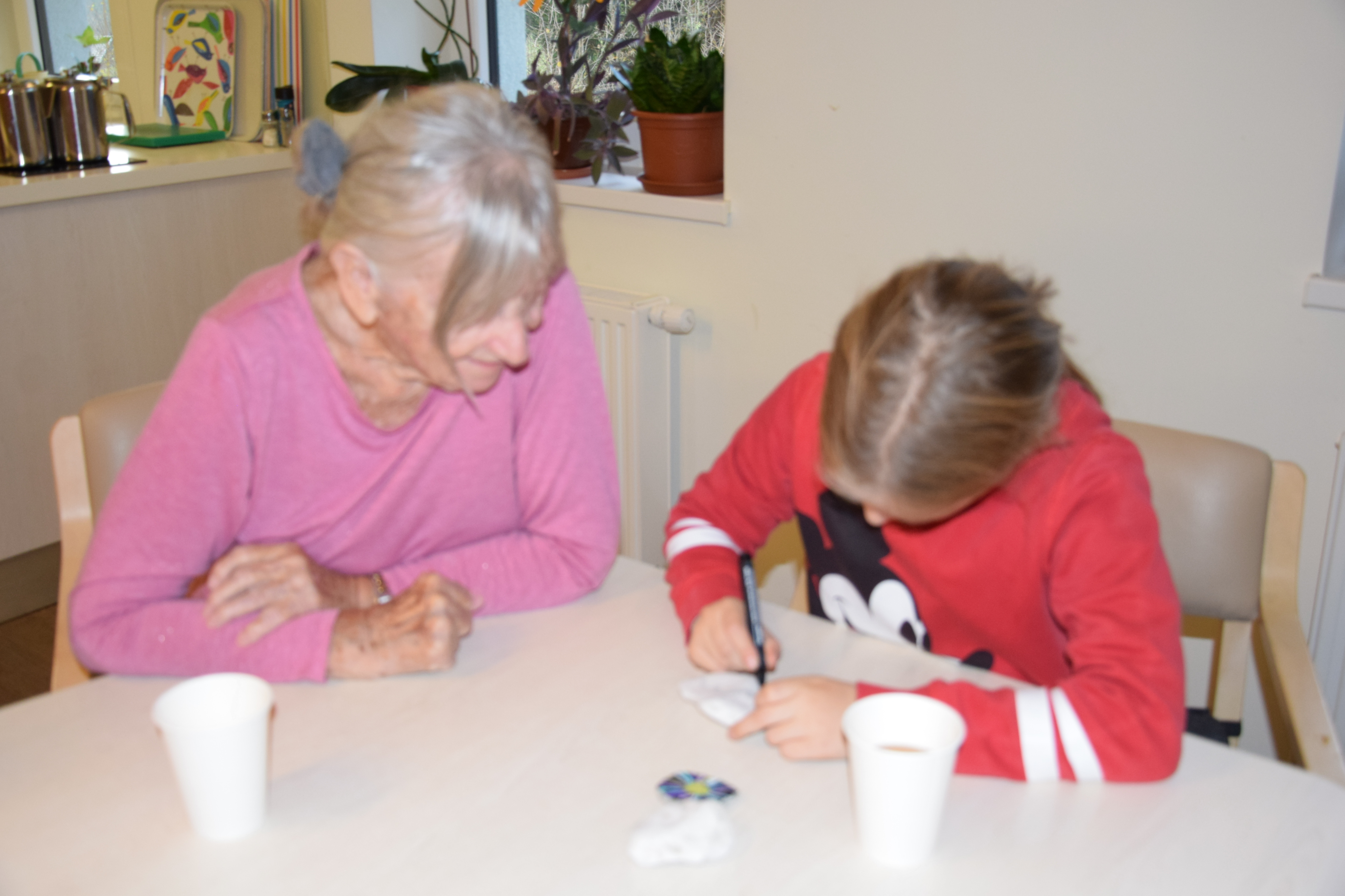 Obisk osnovnošolcev OŠ Mojstrana: Kreativna delavnica na skupini Pod svobodnim soncem