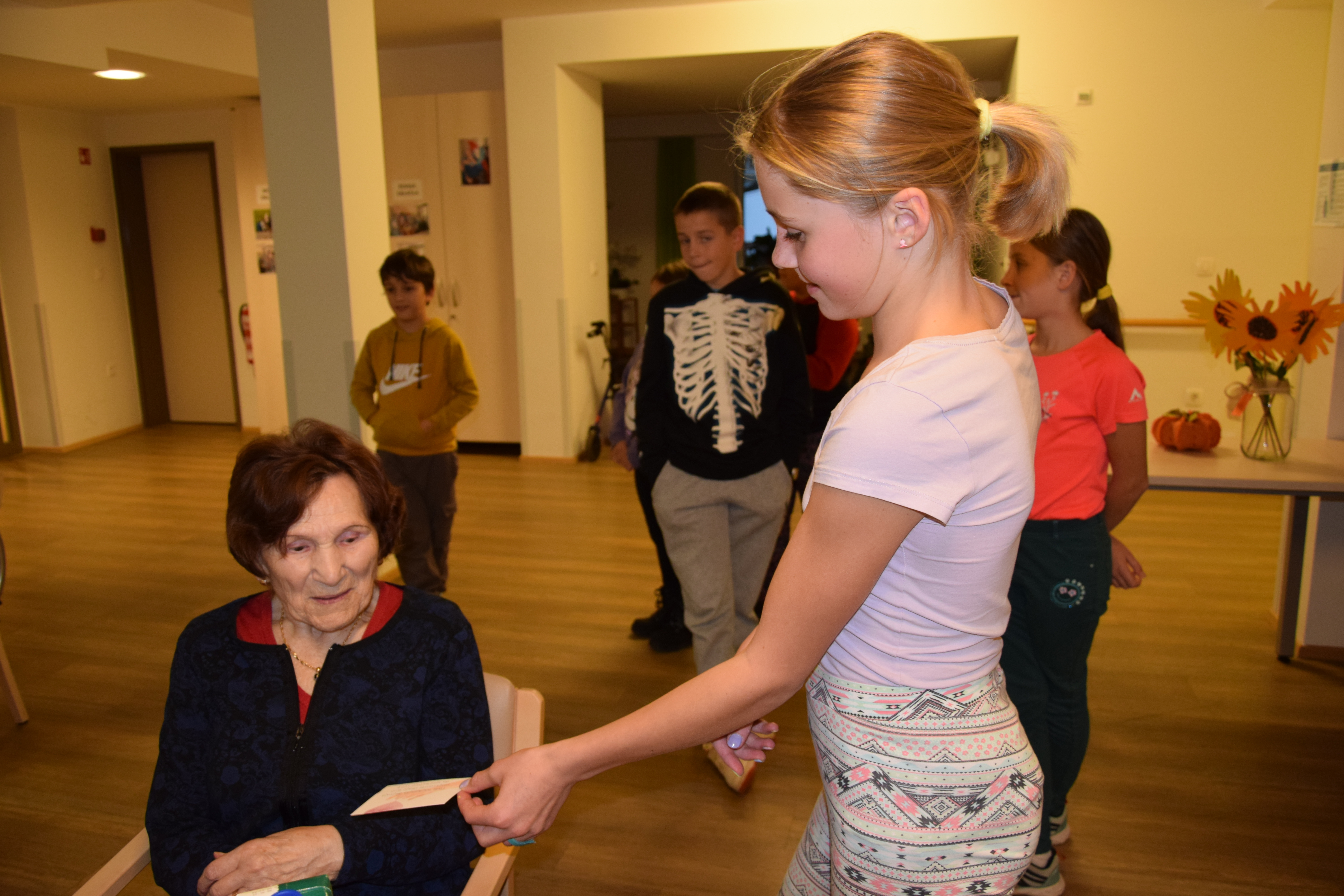 Obisk osnovnošolcev OŠ Mojstrana: Kreativna delavnica na skupini Pod svobodnim soncem