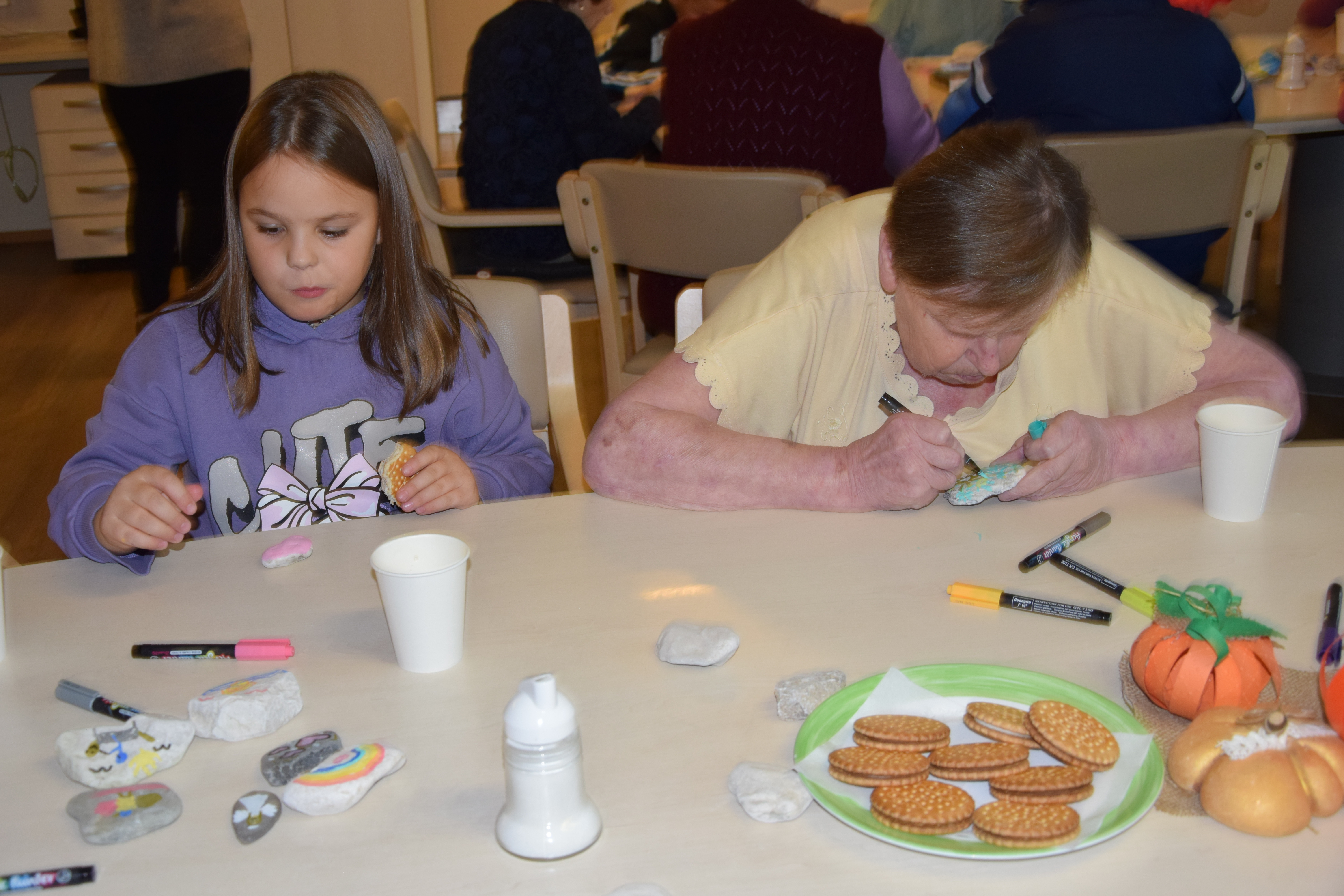 Obisk osnovnošolcev OŠ Mojstrana: Kreativna delavnica na skupini Pod svobodnim soncem