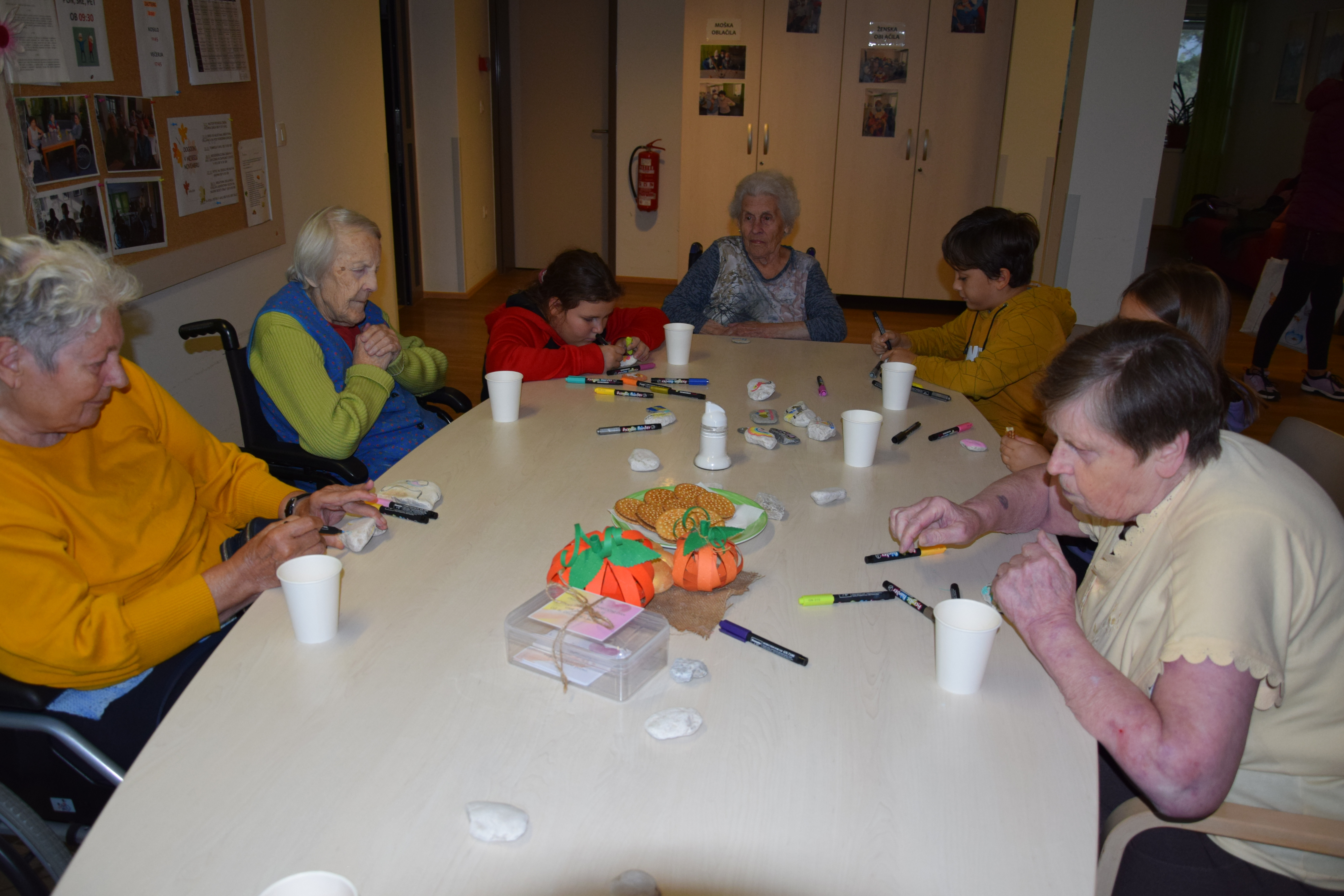 Obisk osnovnošolcev OŠ Mojstrana: Kreativna delavnica na skupini Pod svobodnim soncem