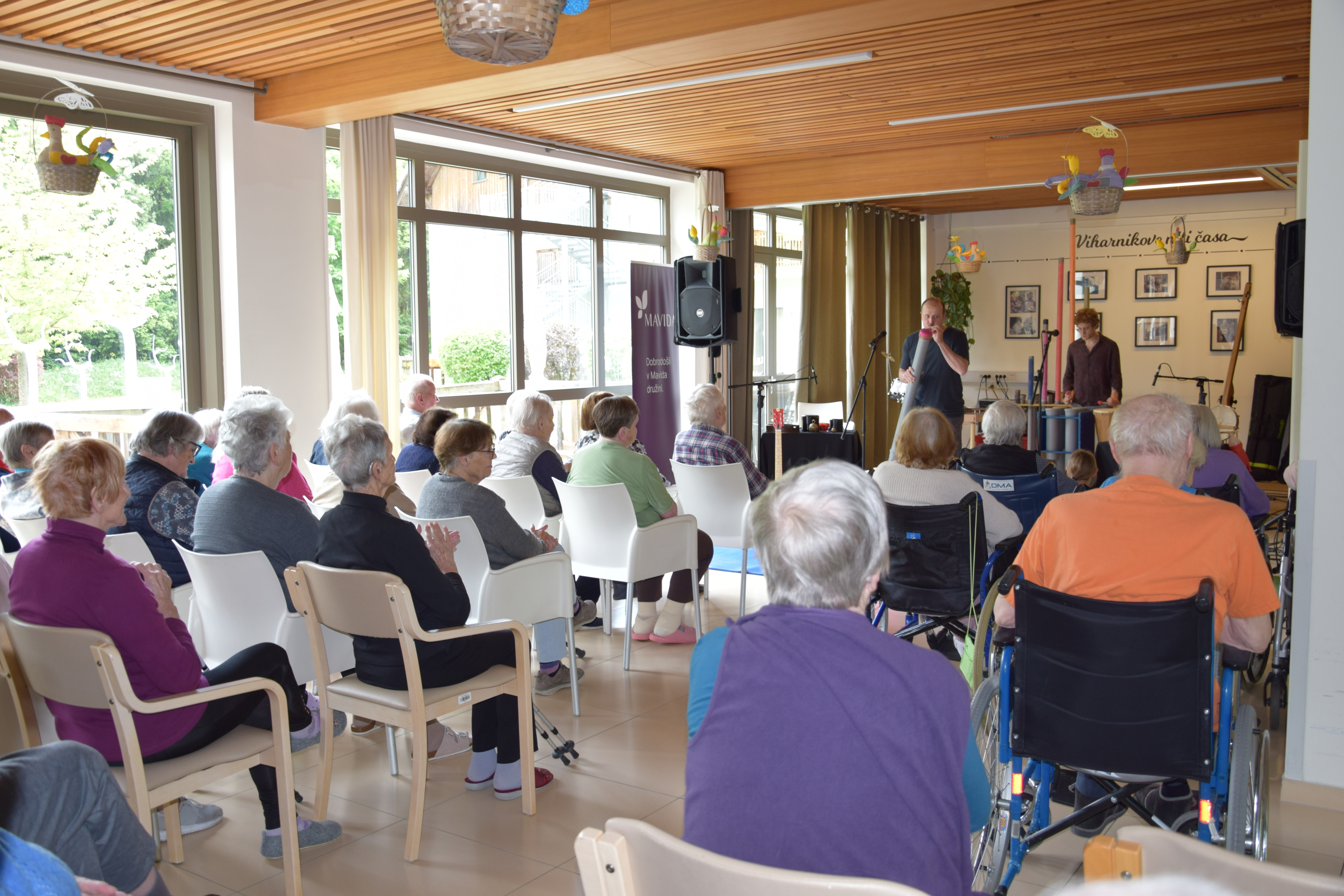 Orkester izvirnih inštrumentov v avli