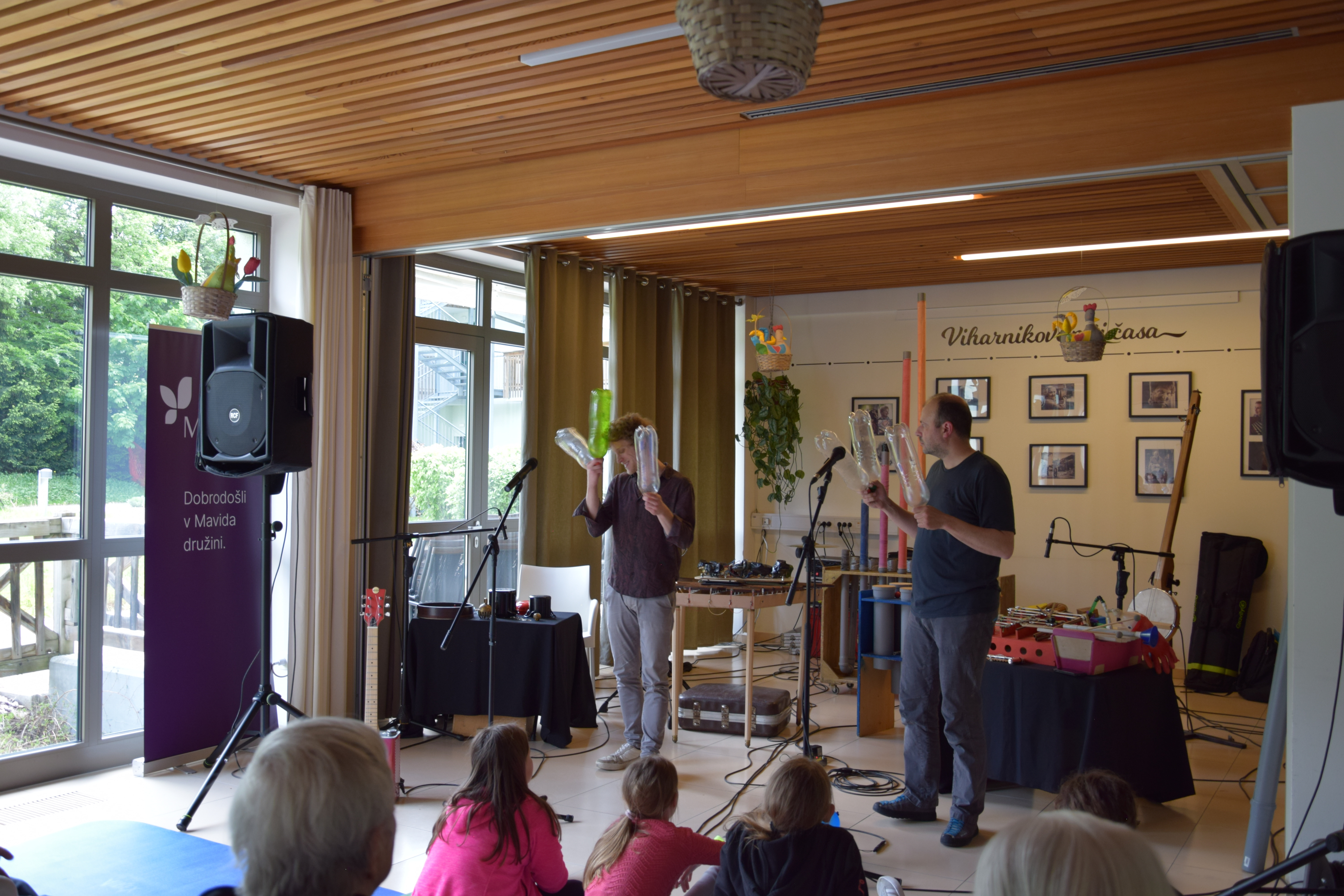 Orkester izvirnih inštrumentov v avli