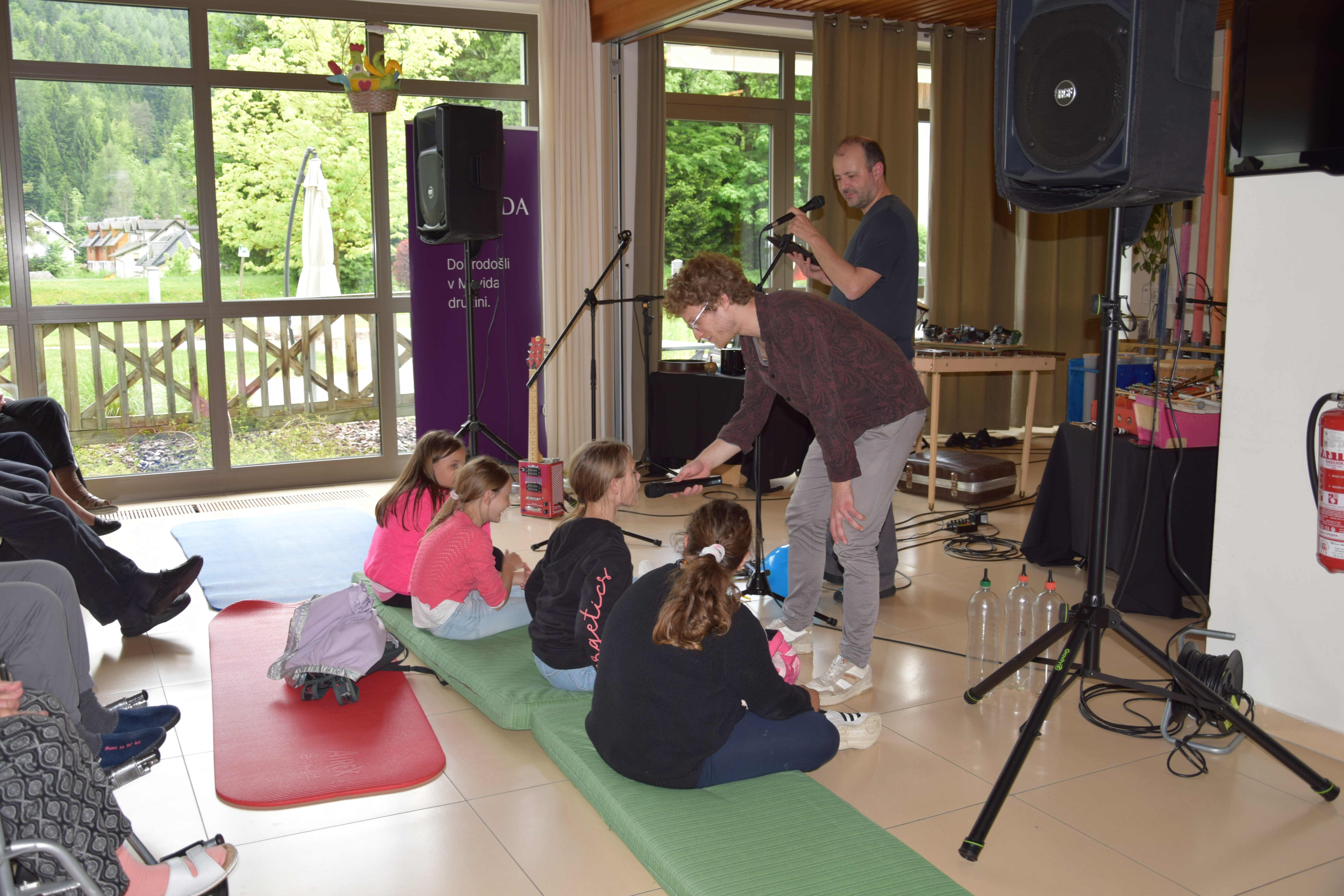 Orkester izvirnih inštrumentov v avli
