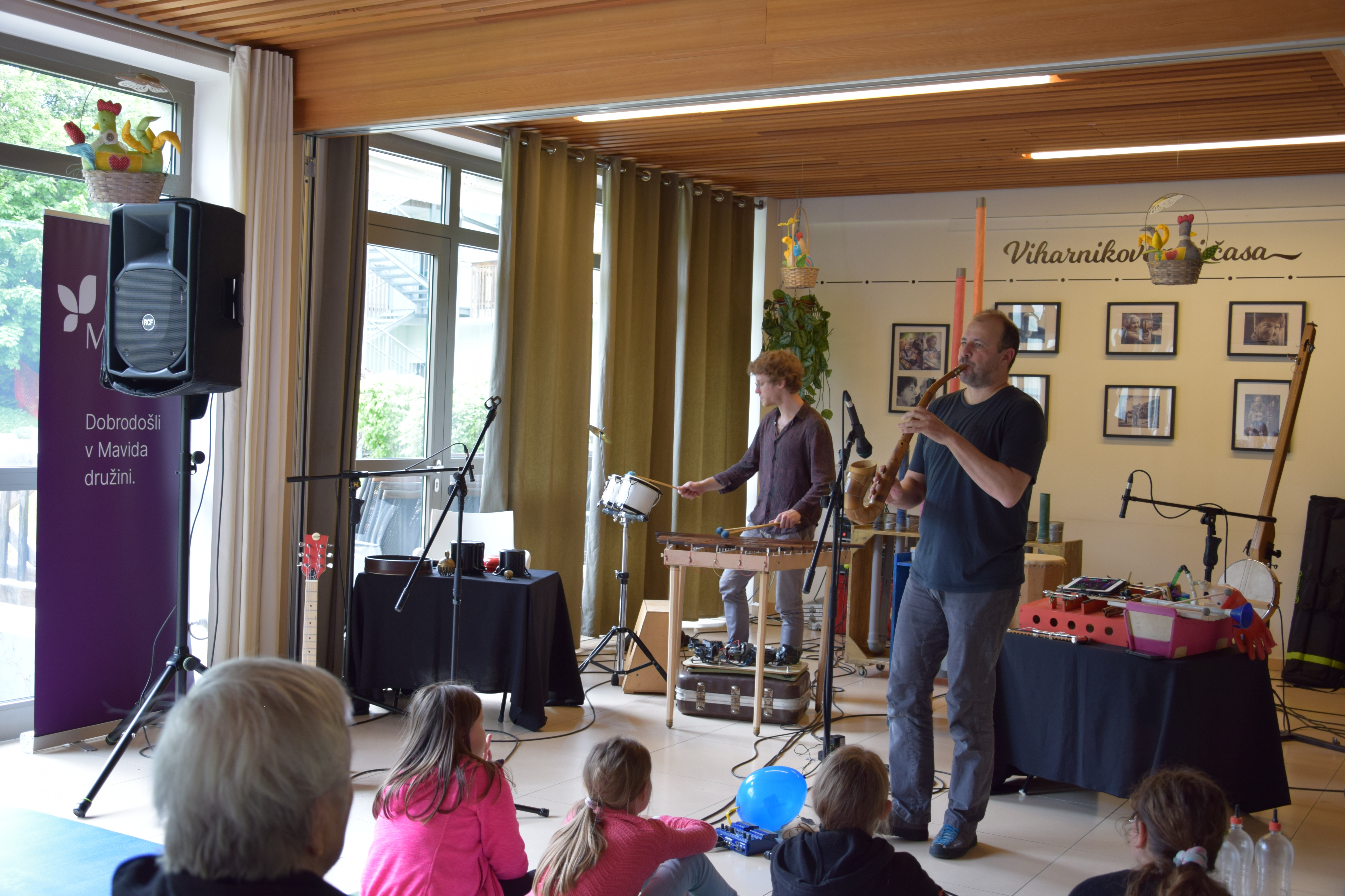 Orkester izvirnih inštrumentov v avli