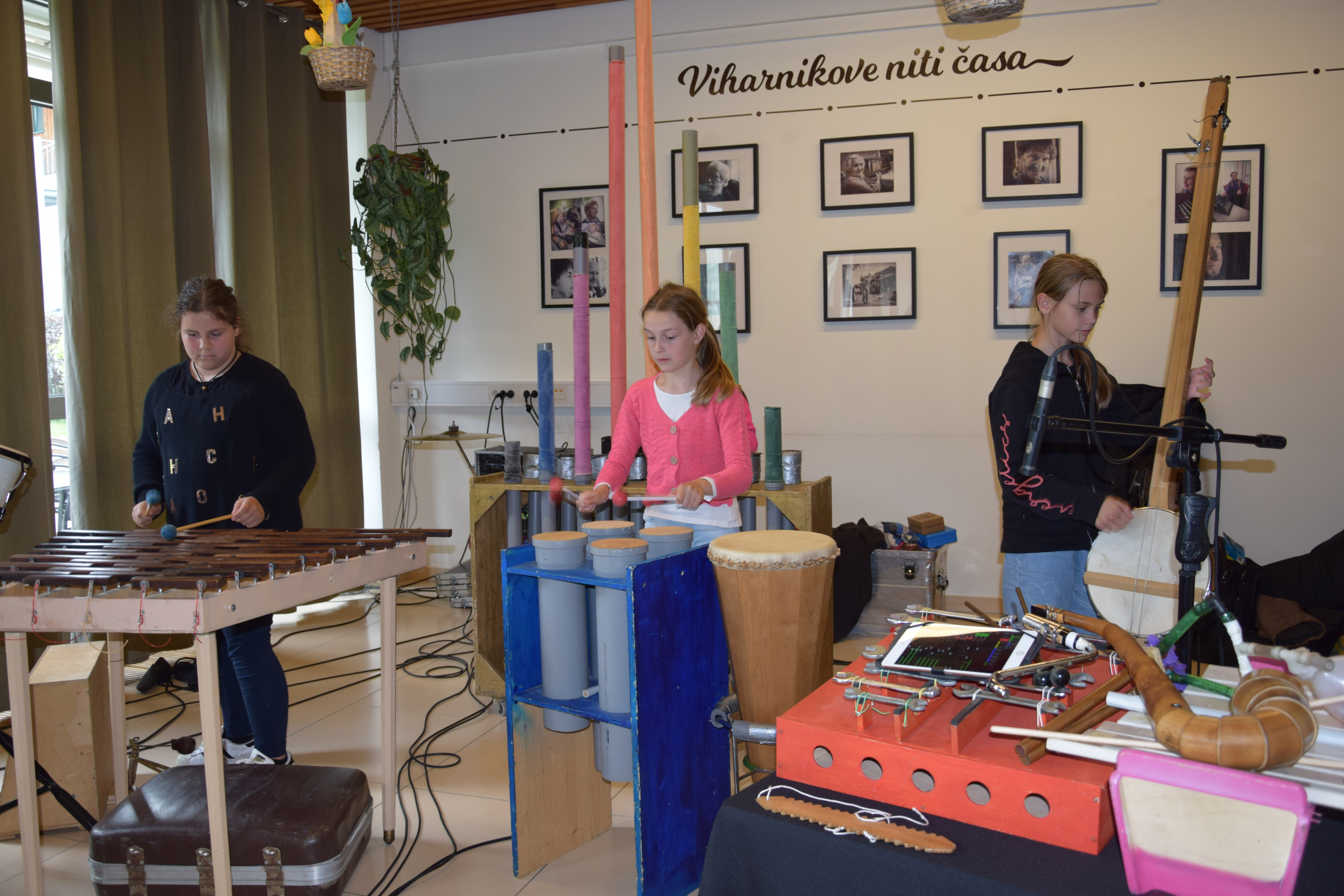 Orkester izvirnih inštrumentov v avli