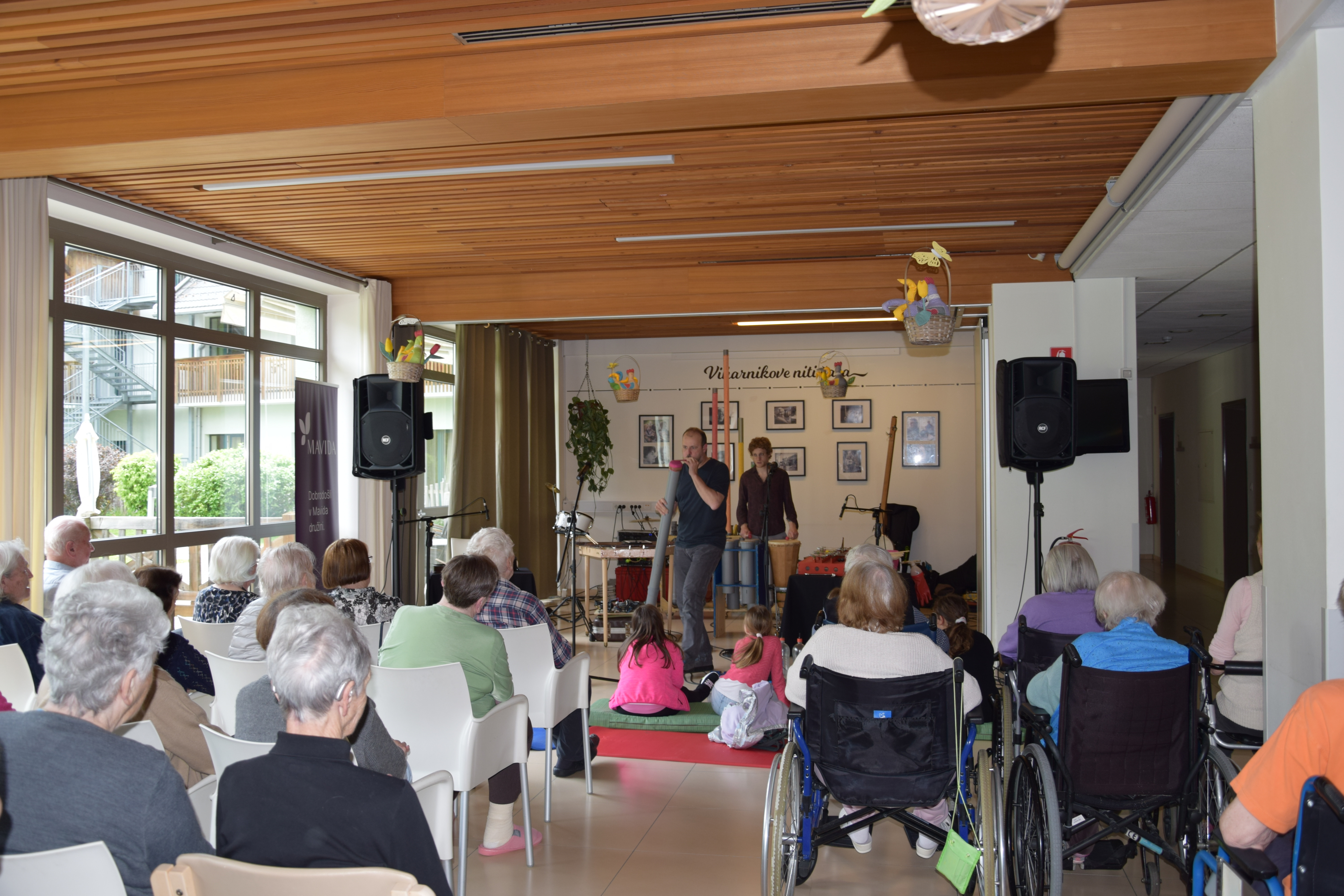 Orkester izvirnih inštrumentov v avli