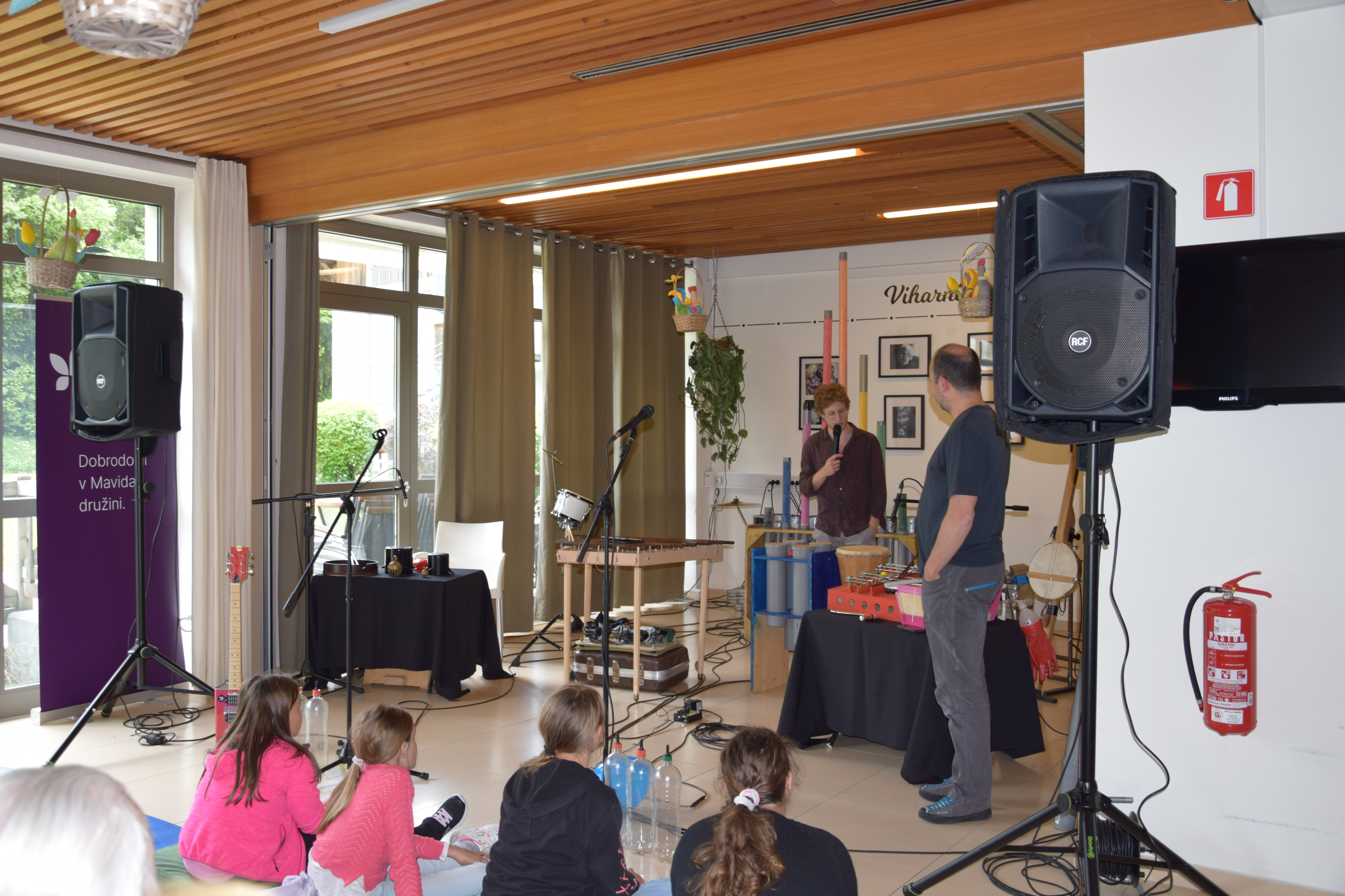 Orkester izvirnih inštrumentov v avli