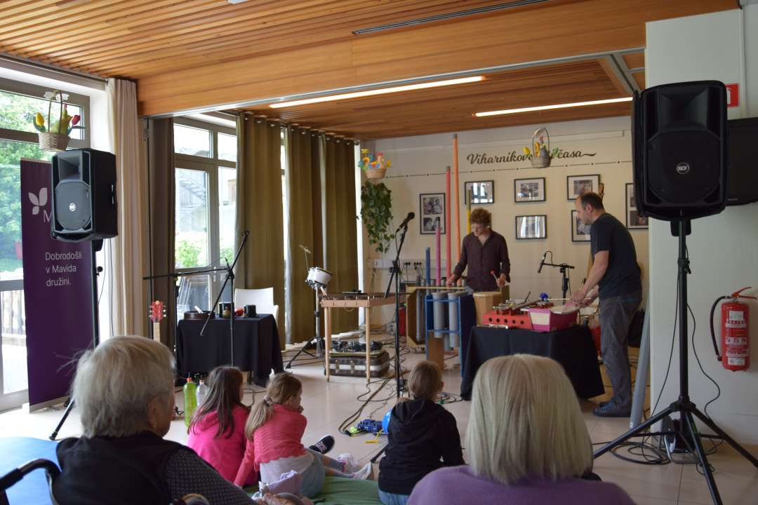 Orkester izvirnih inštrumentov v avli