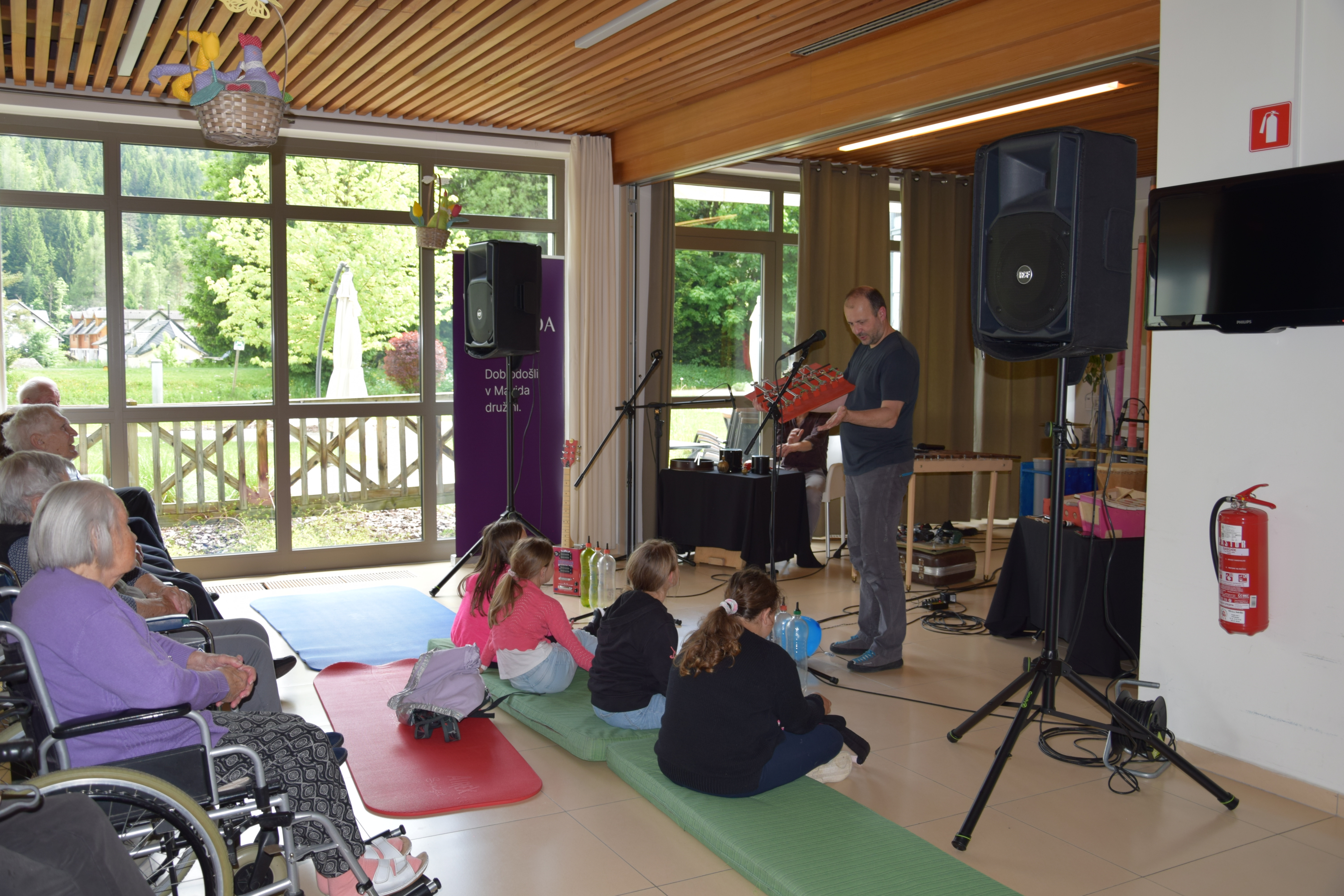 Orkester izvirnih inštrumentov v avli